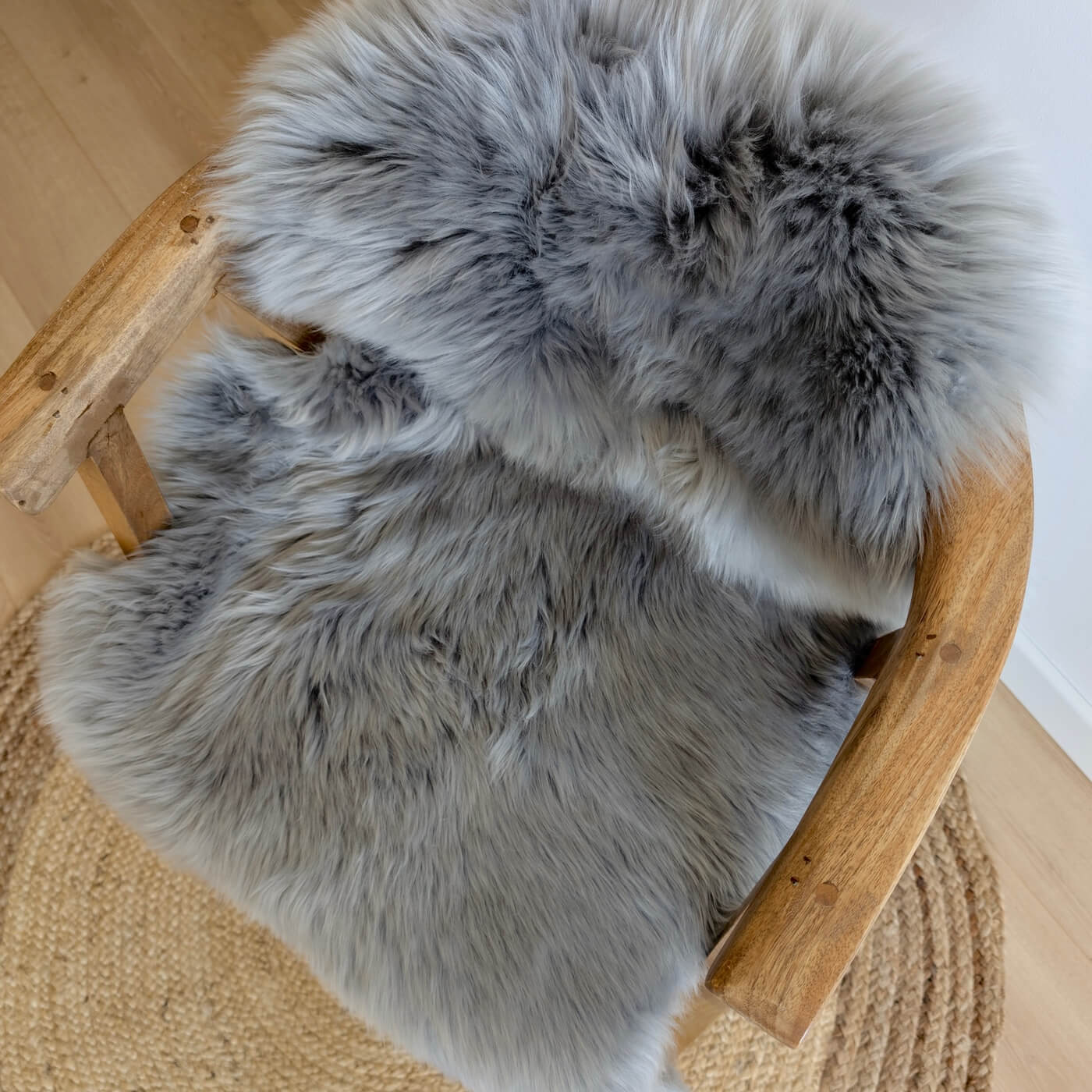 covor din blana de oaie naturala, culoare gri deschis, dens pufos si moale cu fir lung, australian sheepskins, marime single, de sus