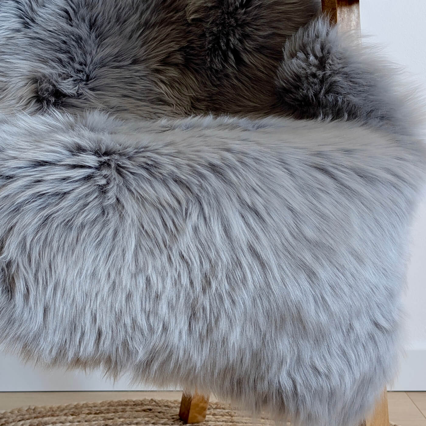 covor din blana de oaie naturala, culoare gri deschis, dens pufos si moale cu fir lung, australian sheepskins, marime single, zoom