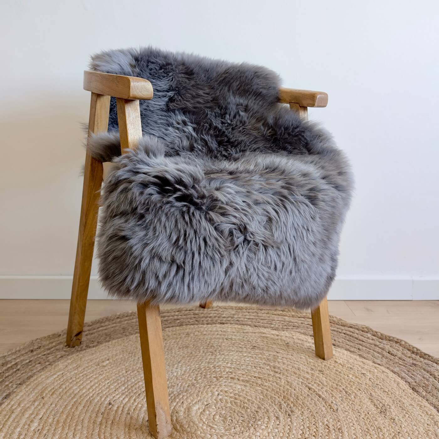 covor din blana de oaie naturala, culoare gri inchis, dens pufos si moale cu fir lung, australian sheepskins, marime single, pe scaun