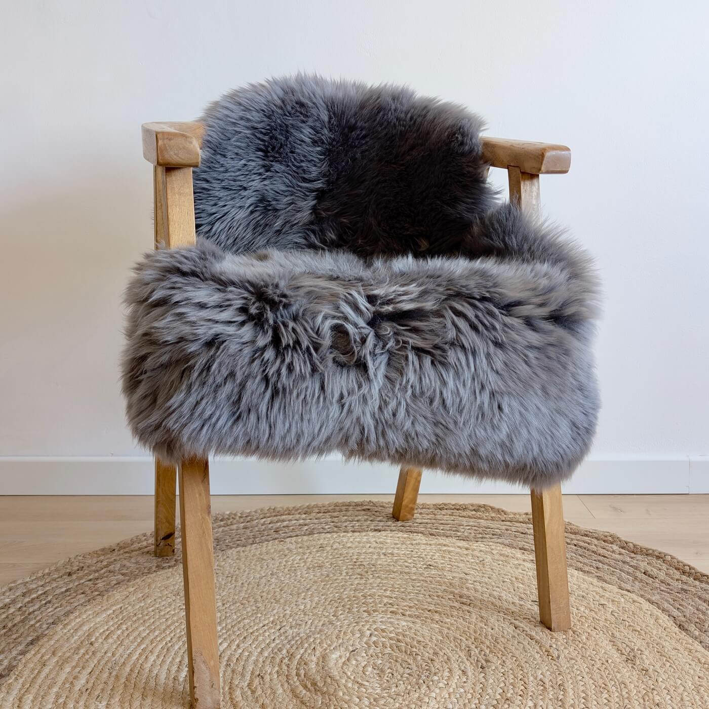 covor din blana de oaie naturala, culoare gri inchis, dens pufos si moale cu fir lung, australian sheepskins, marime single, pe scaun 2