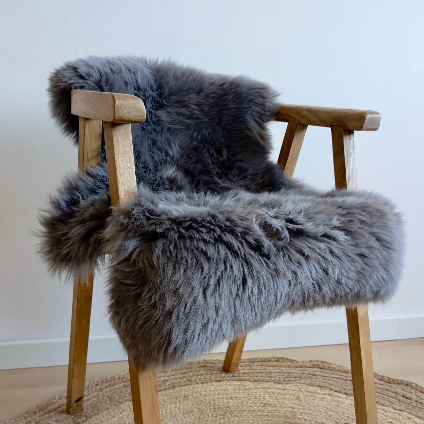 covor din blana de oaie naturala, culoare gri inchis, dens pufos si moale cu fir lung, australian sheepskins, marime single, de aproape