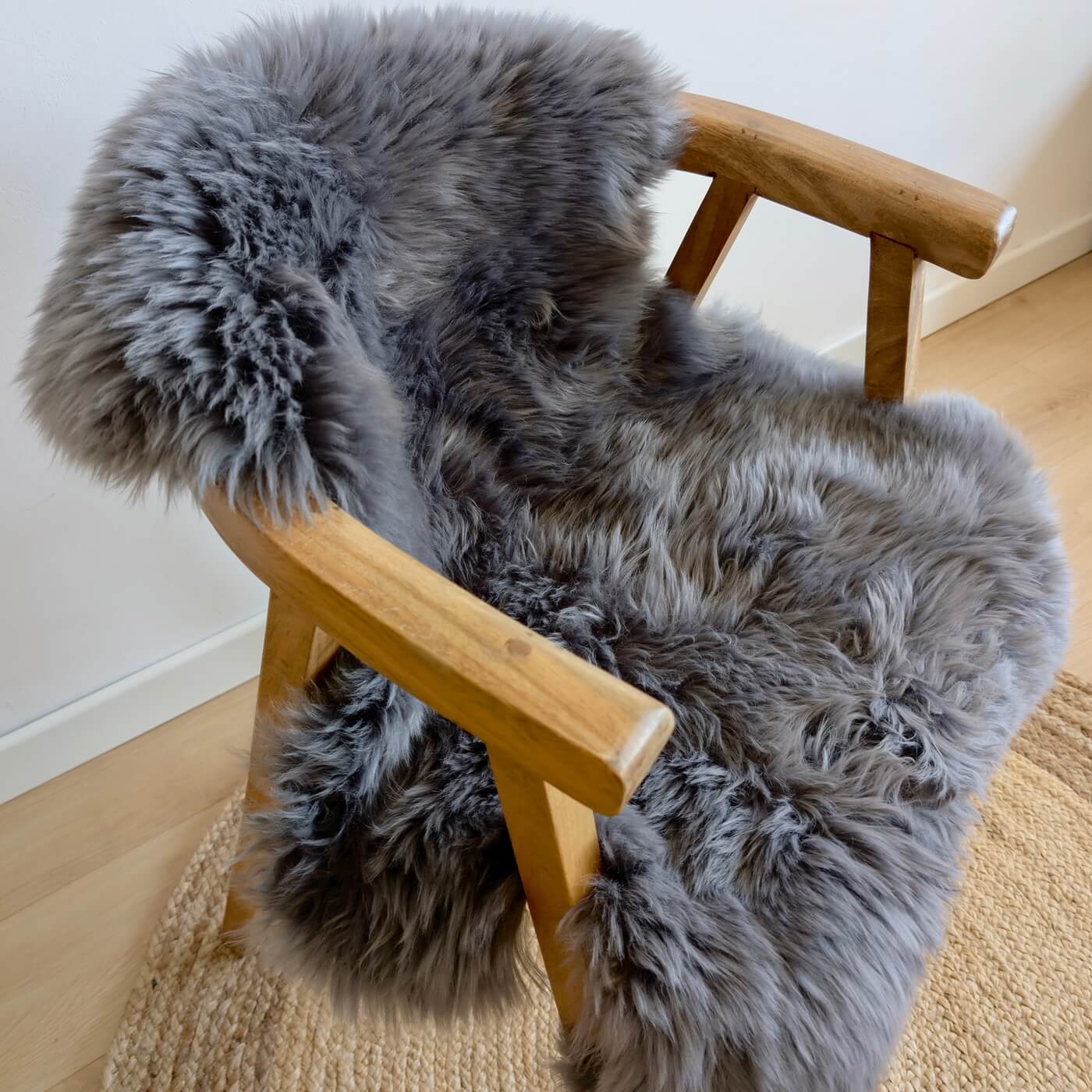 covor din blana de oaie naturala, culoare gri inchis, dens pufos si moale cu fir lung, australian sheepskins, marime single, de sus