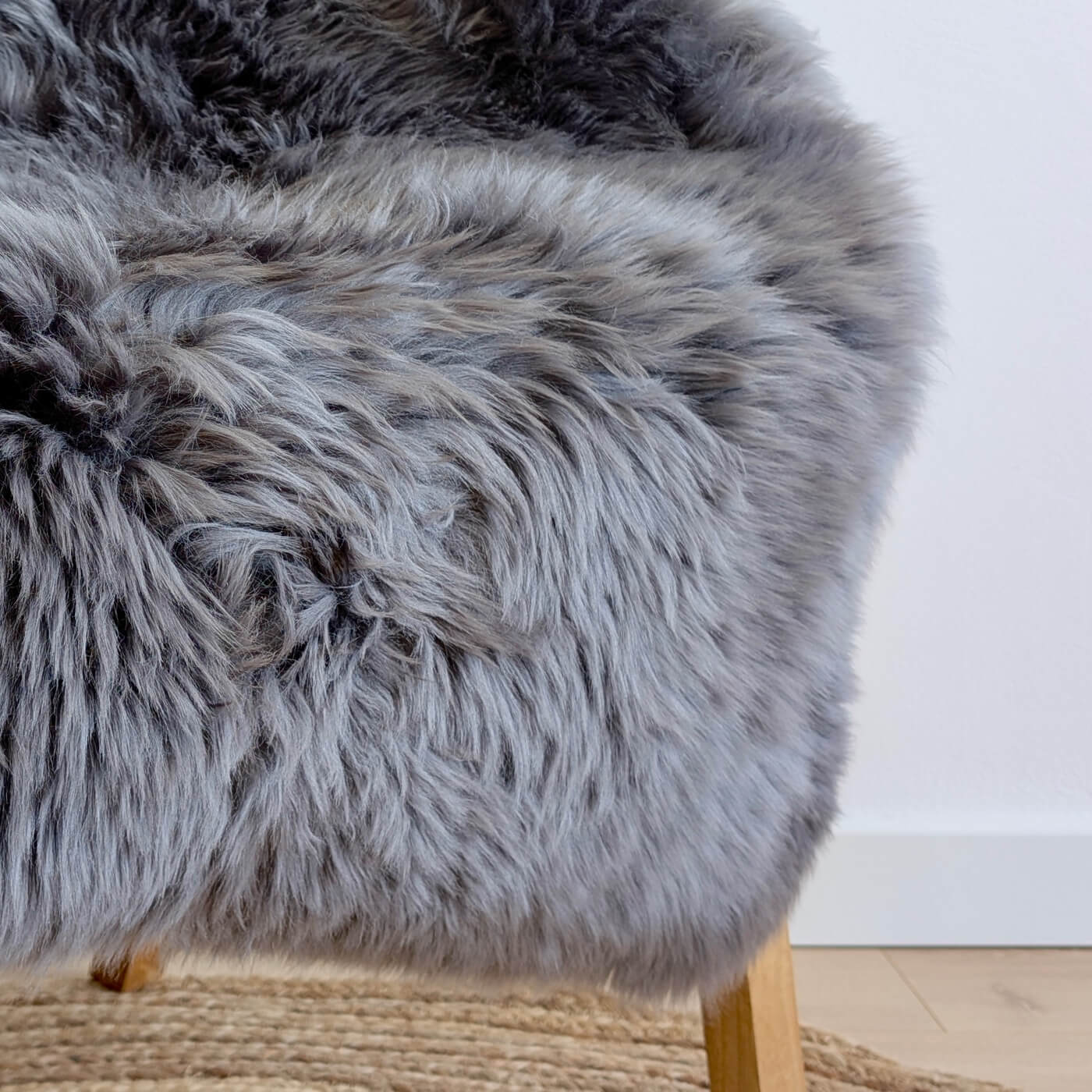 covor din blana de oaie naturala, culoare gri inchis, dens pufos si moale cu fir lung, australian sheepskins, marime single, zoom