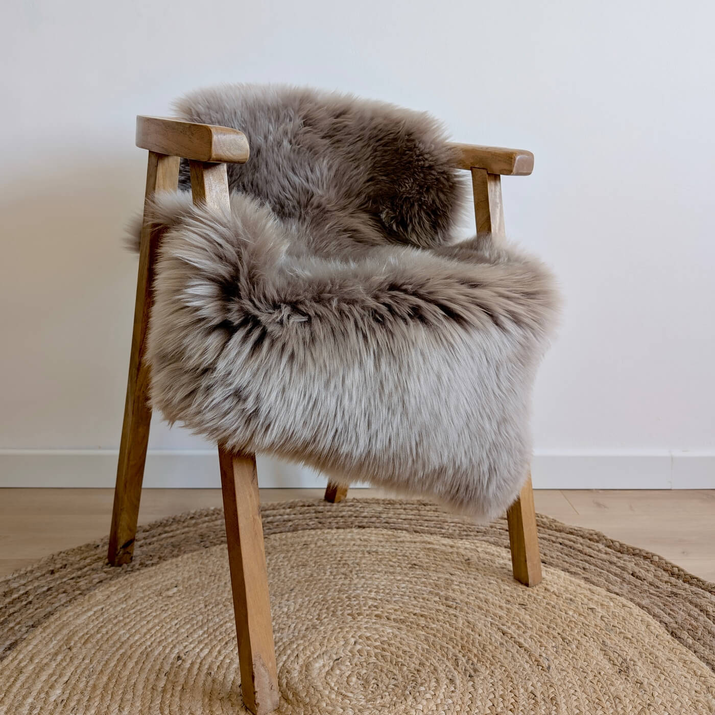 covor din blana de oaie naturala, culoare gri maroniu, dens pufos si moale cu fir lung, australian sheepskins, marime single, pe scaun