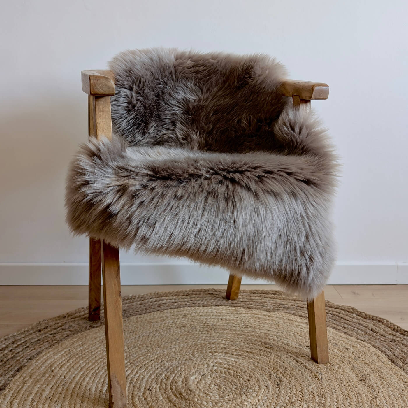 covor din blana de oaie naturala, culoare gri maroniu, dens pufos si moale cu fir lung, australian sheepskins, marime single, pe scaun 2