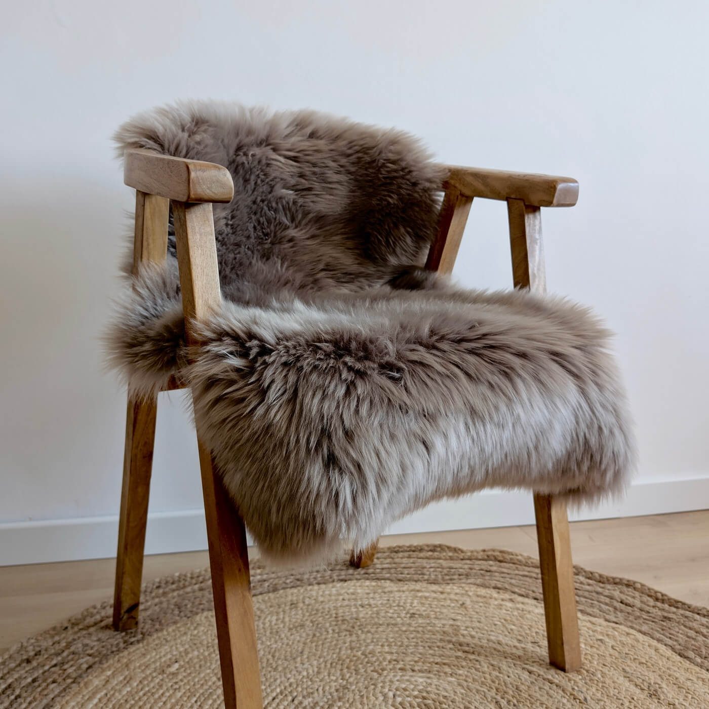 covor din blana de oaie naturala, culoare gri maroniu, dens pufos si moale cu fir lung, australian sheepskins, marime single, de aproape