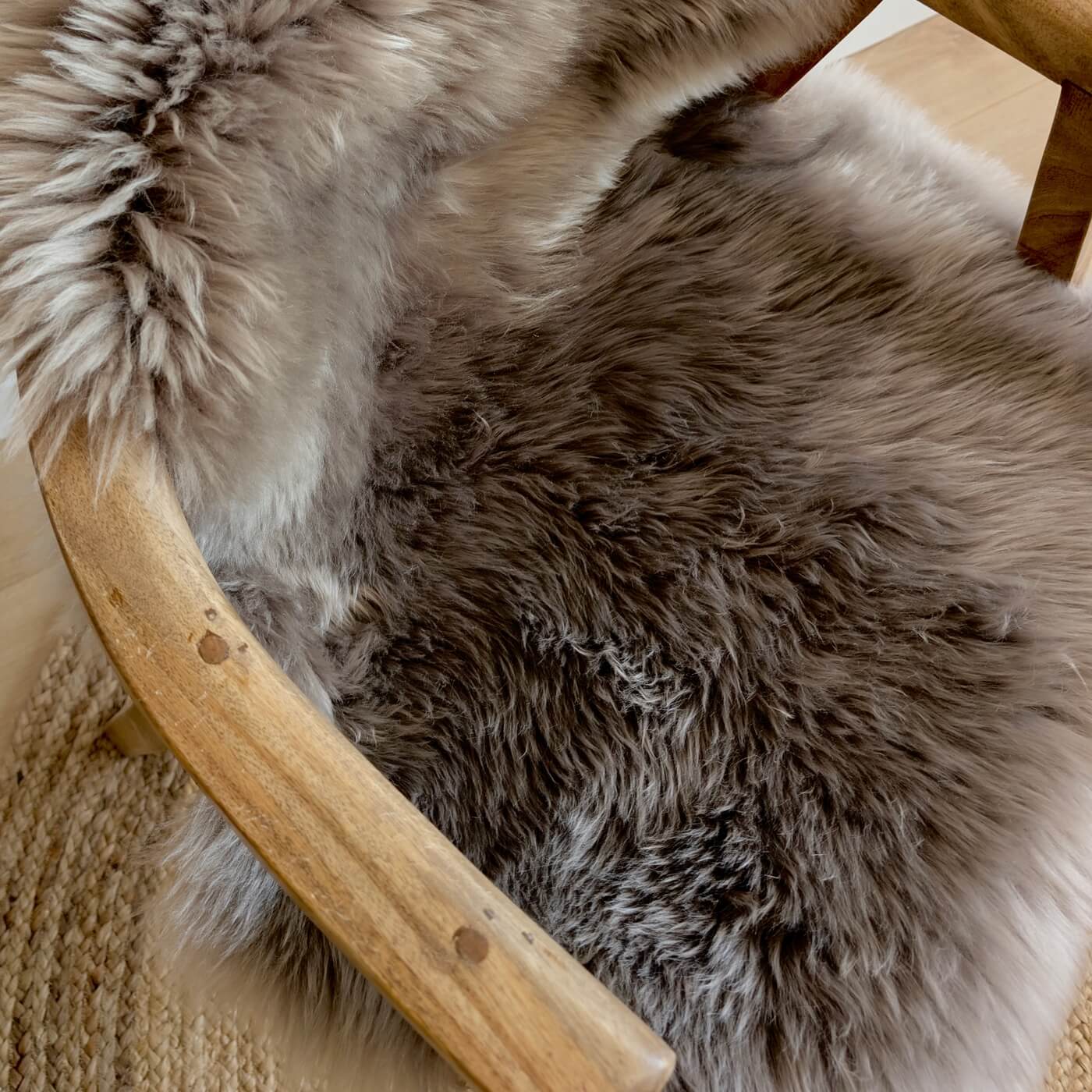 covor din blana de oaie naturala, culoare gri maroniu, dens pufos si moale cu fir lung, australian sheepskins, marime single, de sus
