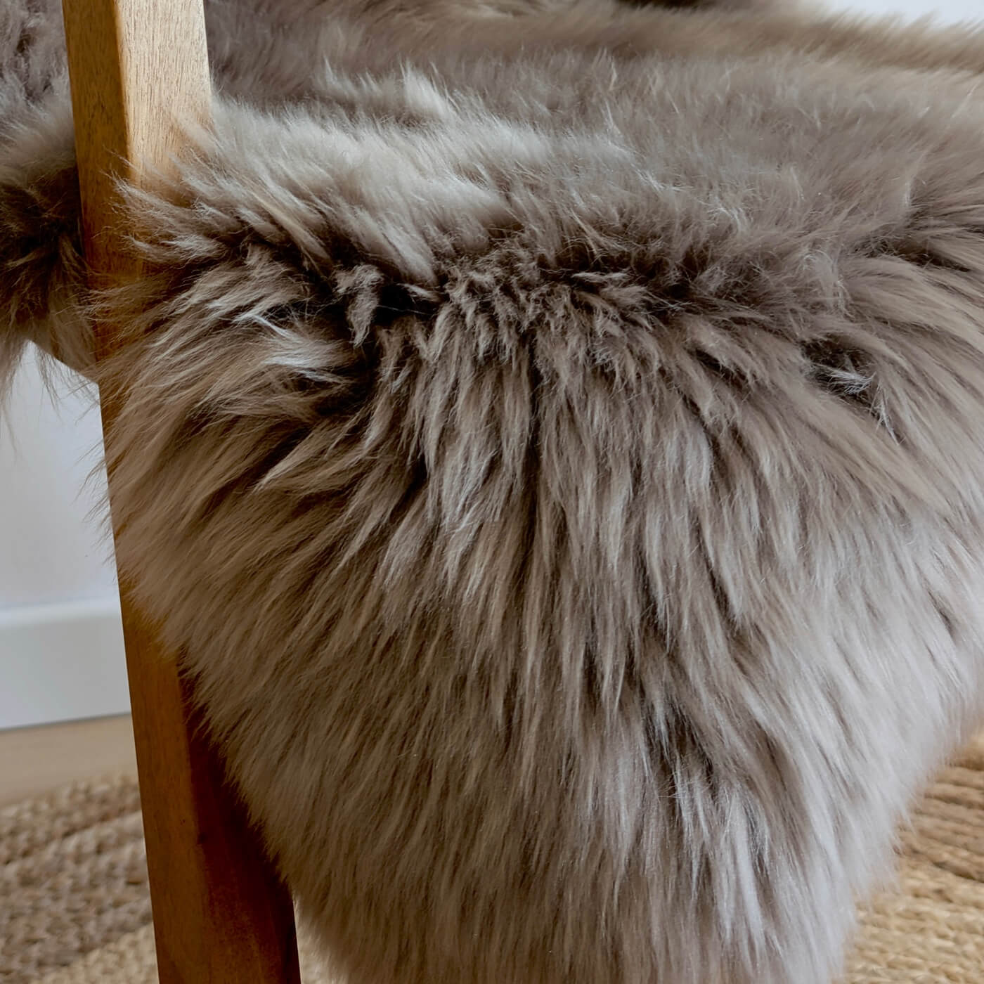 covor din blana de oaie naturala, culoare gri maroniu, dens pufos si moale cu fir lung, australian sheepskins, marime single, zoom