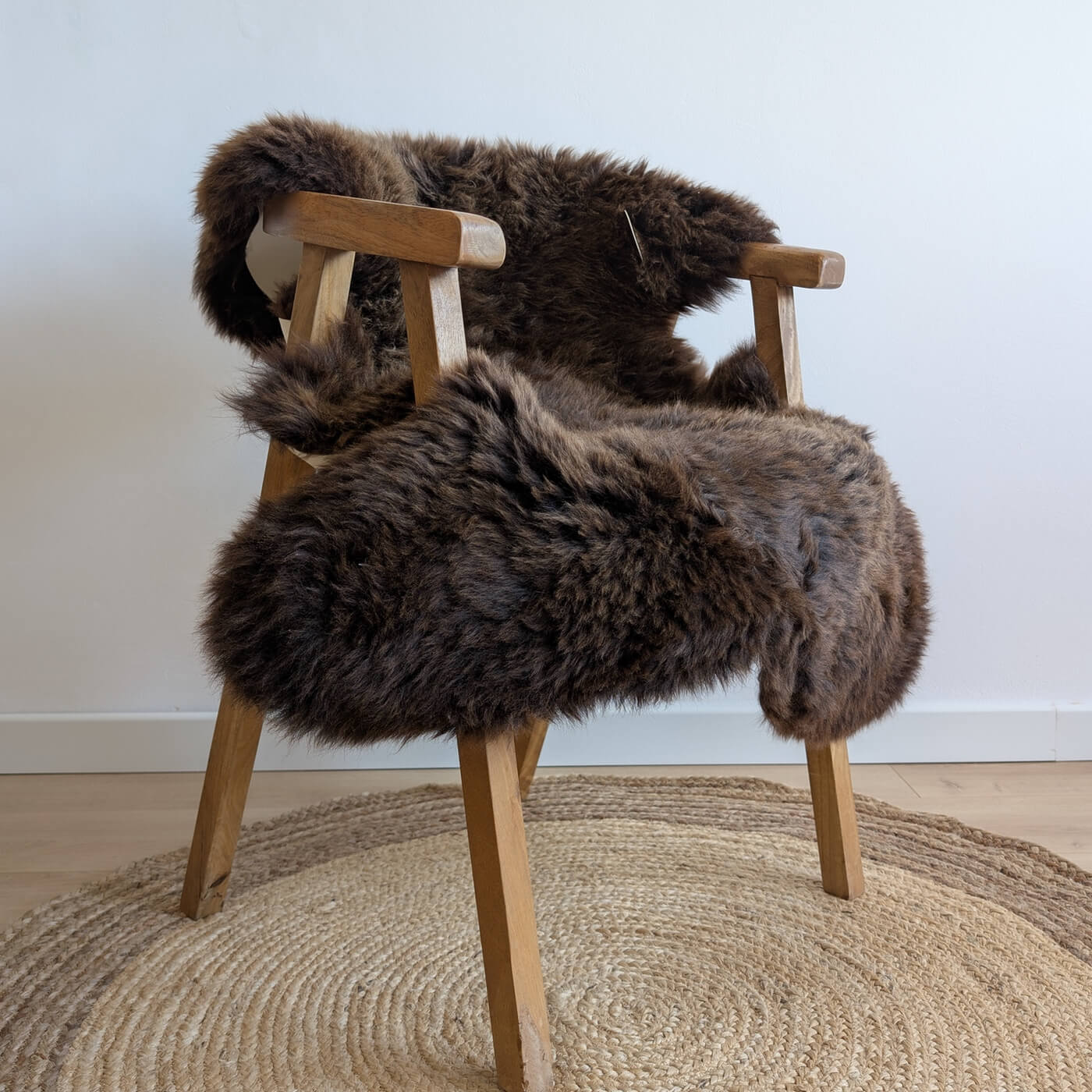 covor din blana de oaie australiana, culoare maro natural, dens pufos si moale cu fir lung, australian sheepskins, marime single, pe scaun