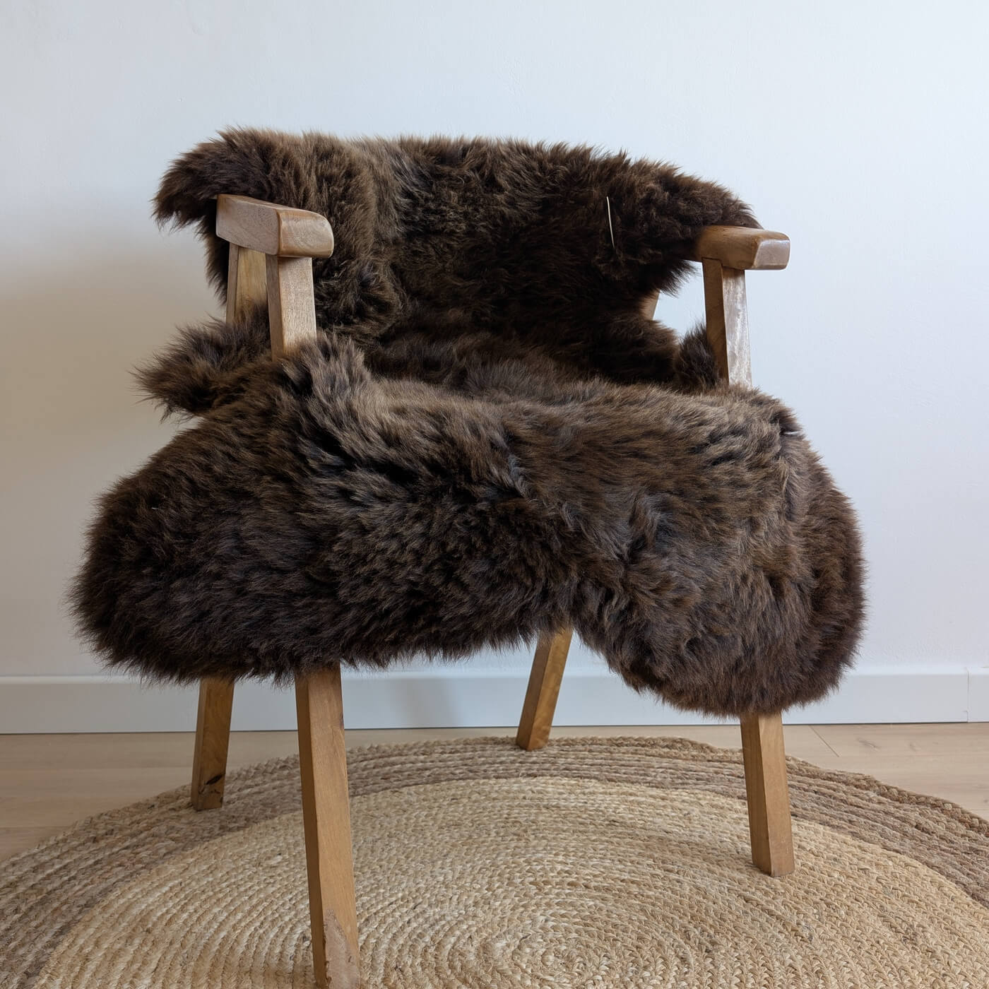 covor din blana de oaie, culoare maro natural, dens pufos si moale cu fir lung, australian sheepskins, marime single, pe scaun