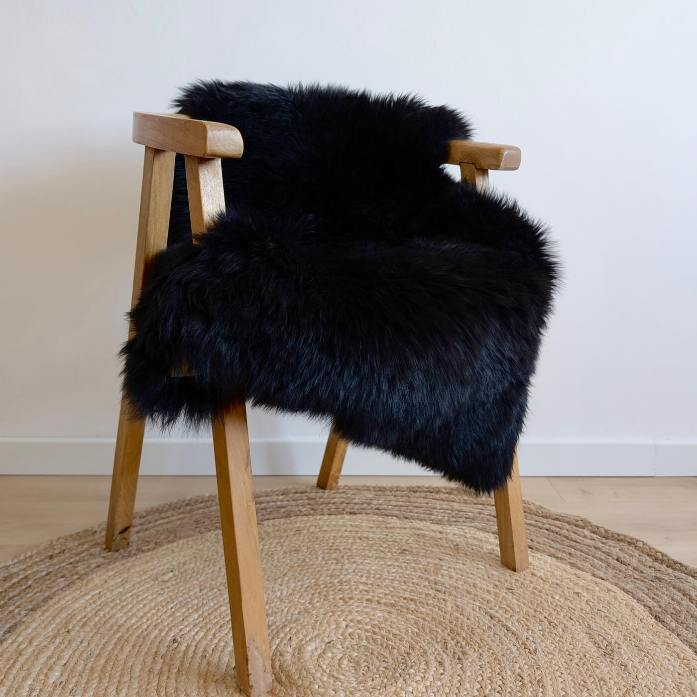 covor din blana de oaie australiana, culoare negru, dens pufos si moale cu fir lung, australian sheepskins, marime single, pe scaun