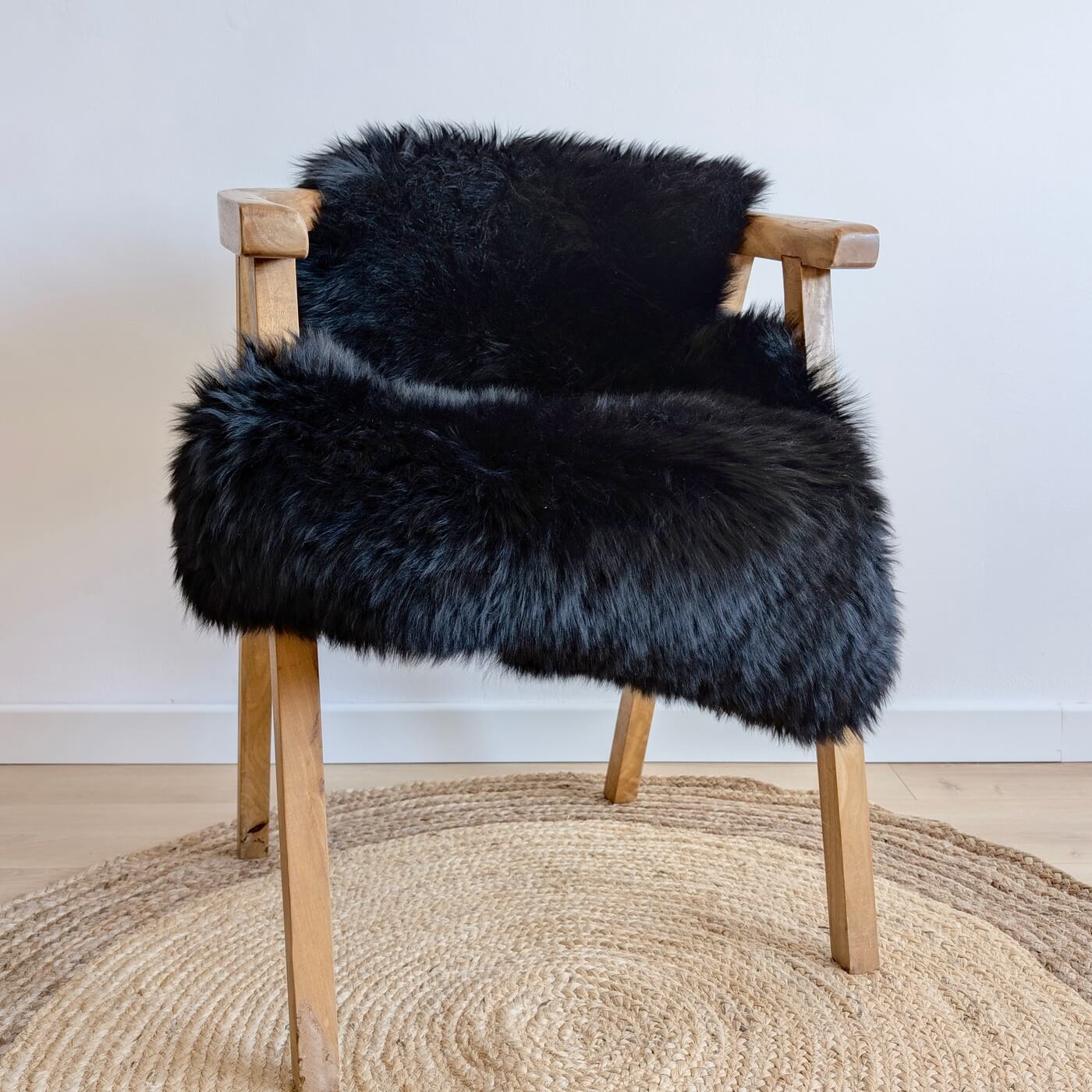 covor din blana de oaie naturala, culoare negru, dens pufos si moale cu fir lung, australian sheepskins, marime single, pe scaun