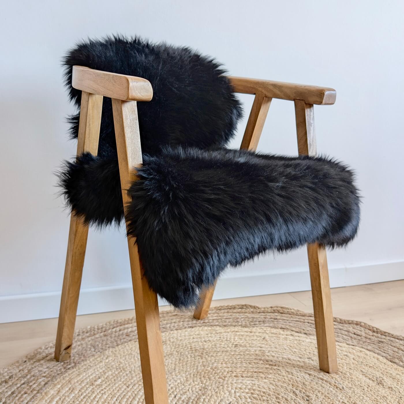 covor din blana de oaie naturala, culoare negru, dens pufos si moale cu fir lung, australian sheepskins, marime single, pe scaun de aproape