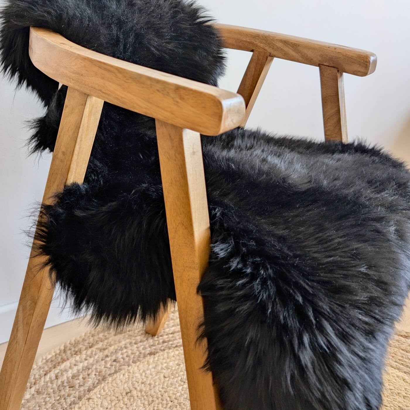 covor din blana de oaie naturala, culoare negru, dens pufos si moale cu fir lung, australian sheepskins, marime single, zoom