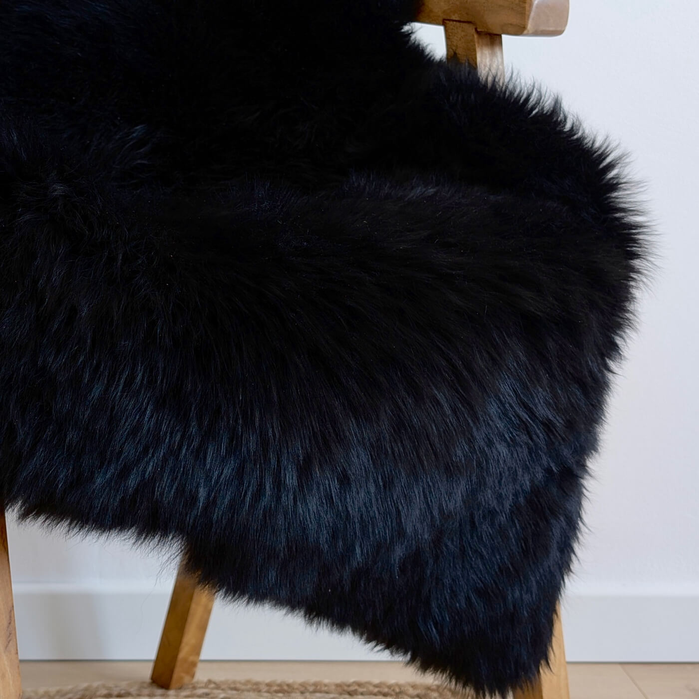 covor din blana de oaie naturala, culoare negru, dens pufos si moale cu fir lung, australian sheepskins, marime single, zoom 2