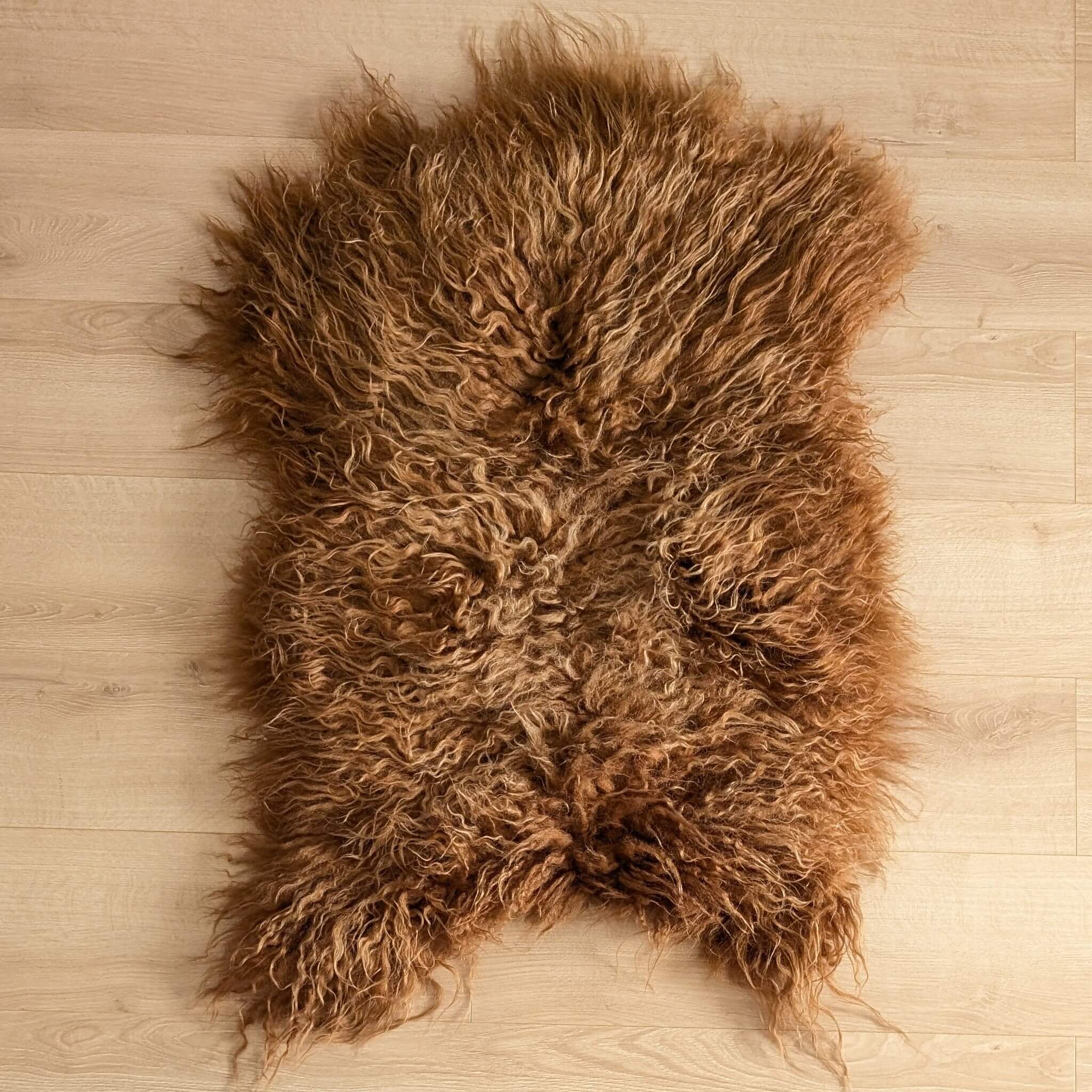 Covor micut din blană naturală de oaie islandeză cu fir creț și lung de minim 10 cm de culoare arămie