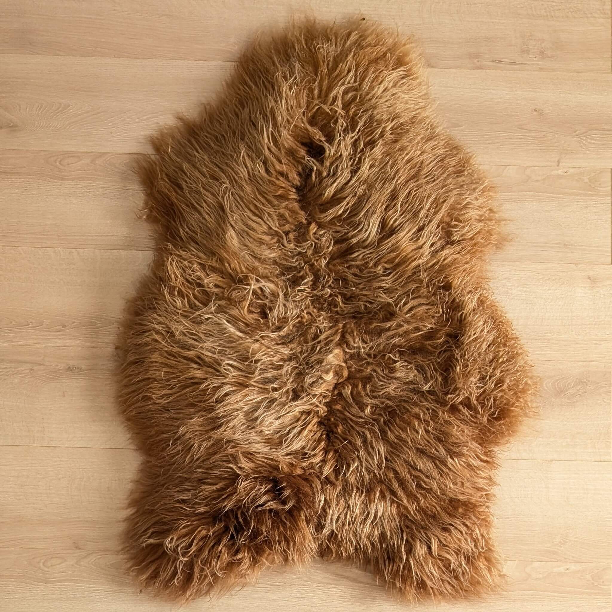 Covor din blană naturală de oaie islandeză minim 110cm cu fir creț și lung de culoare arămie