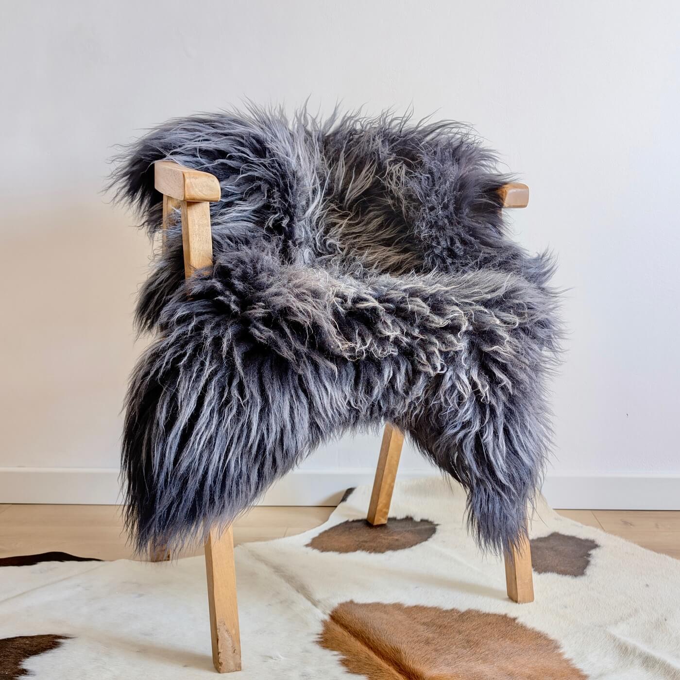 Covor din blană naturală de oaie islandeză cu fir creț și lung de minim 10 cm de culoare gri grafit - pe scaun 2