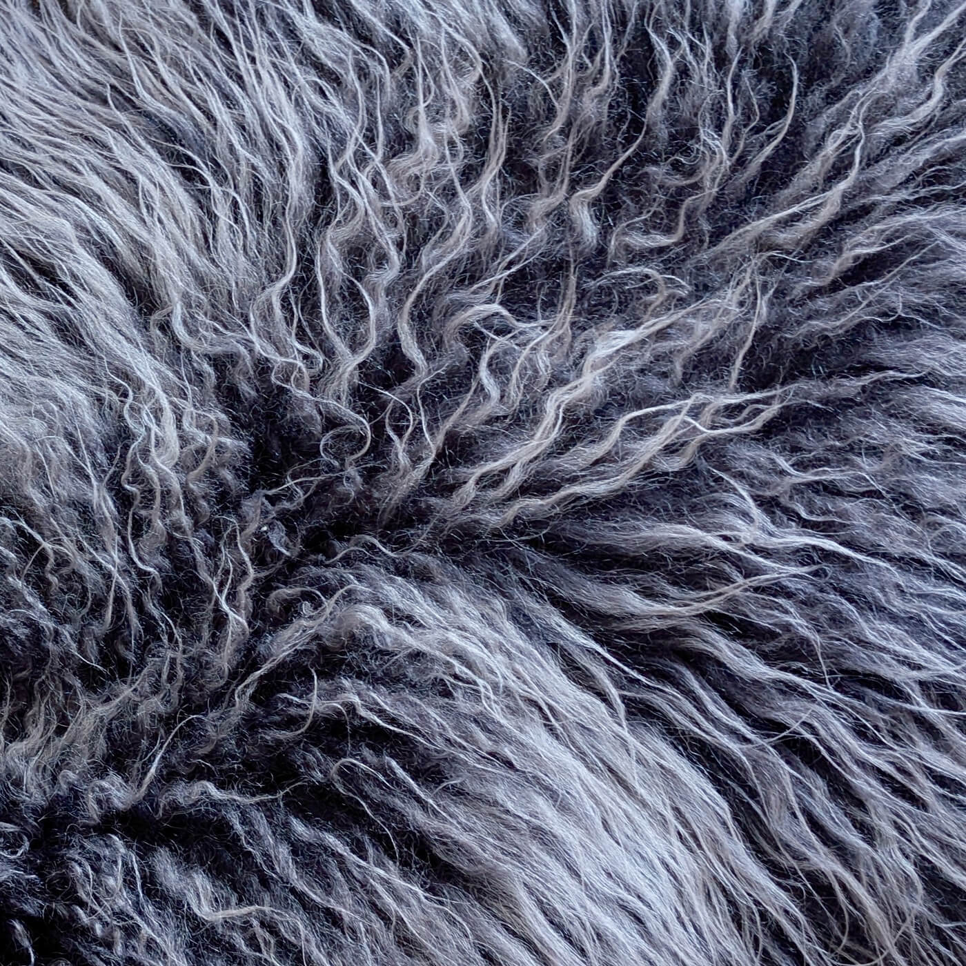Covor din blană naturală de oaie islandeză cu fir creț și lung de minim 10 cm de culoare gri grafit - zoom