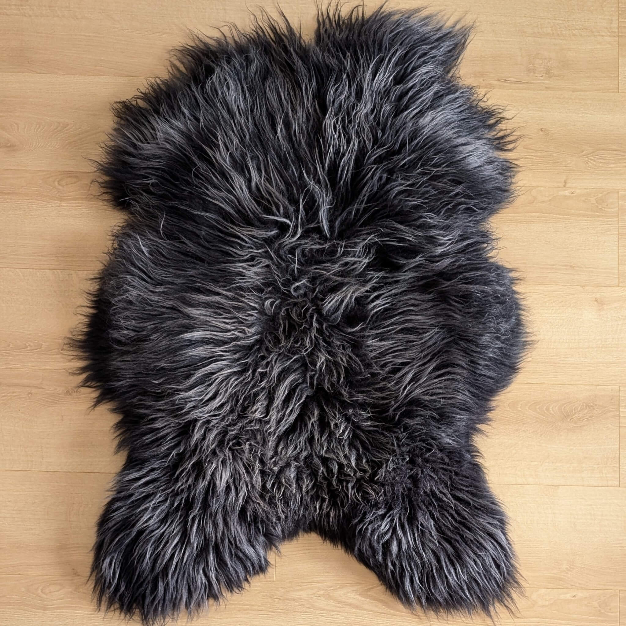 Covor din blană naturală de oaie islandeză lungime de minim 120cm cu fir lung de culoare gri grafit