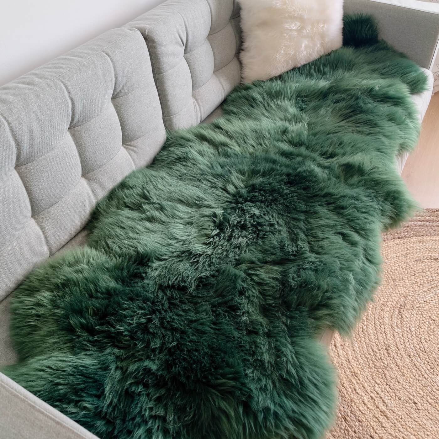 Covor dublu din blana de oaie vopsita verde esmerald, 2 piei de oaie cusute, dens, pufos si moale, intins