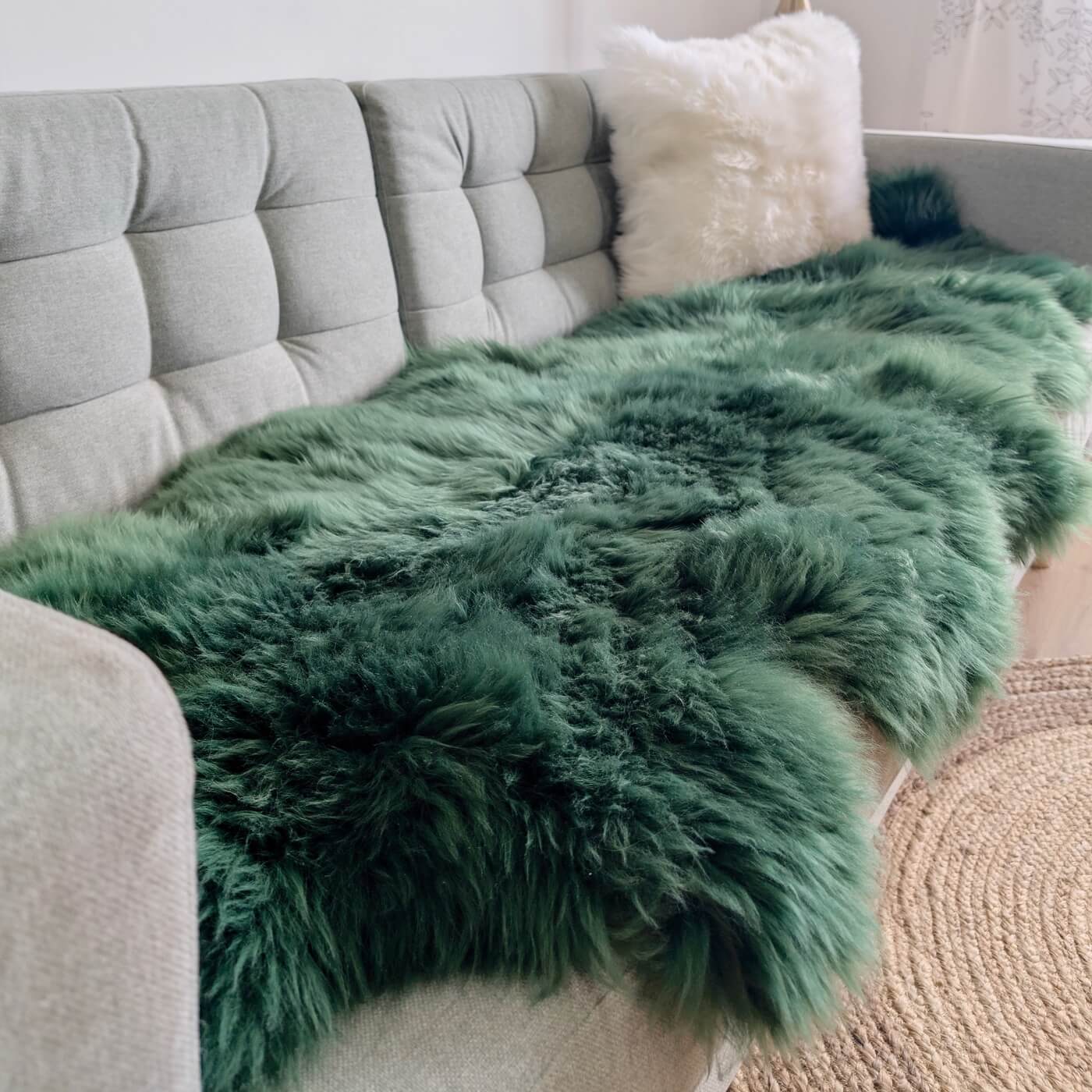 Covor dublu din blana de oaie vopsita verde esmerald, 2 piei de oaie cusute, dens, pufos si moale, de aproape
