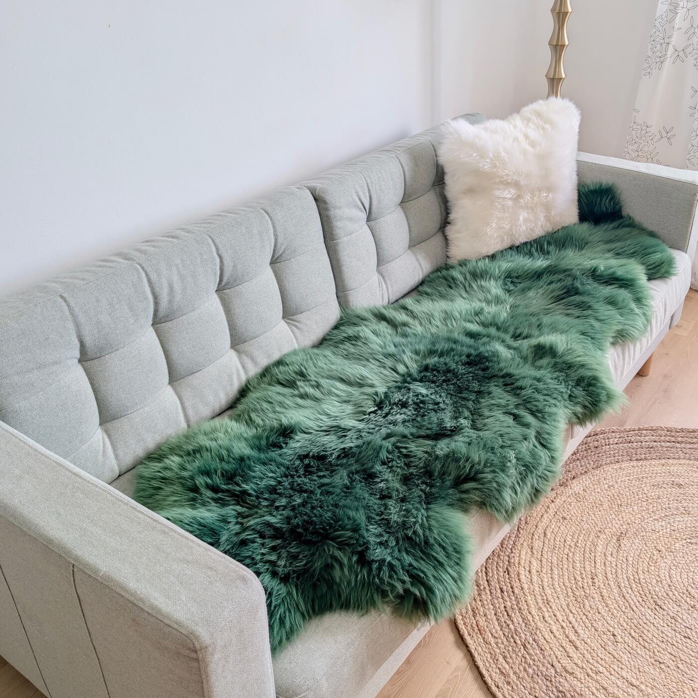 Covor dublu din blana de oaie vopsita verde esmerald, 2 piei de oaie cusute, dens, pufos si moale, pe canapea