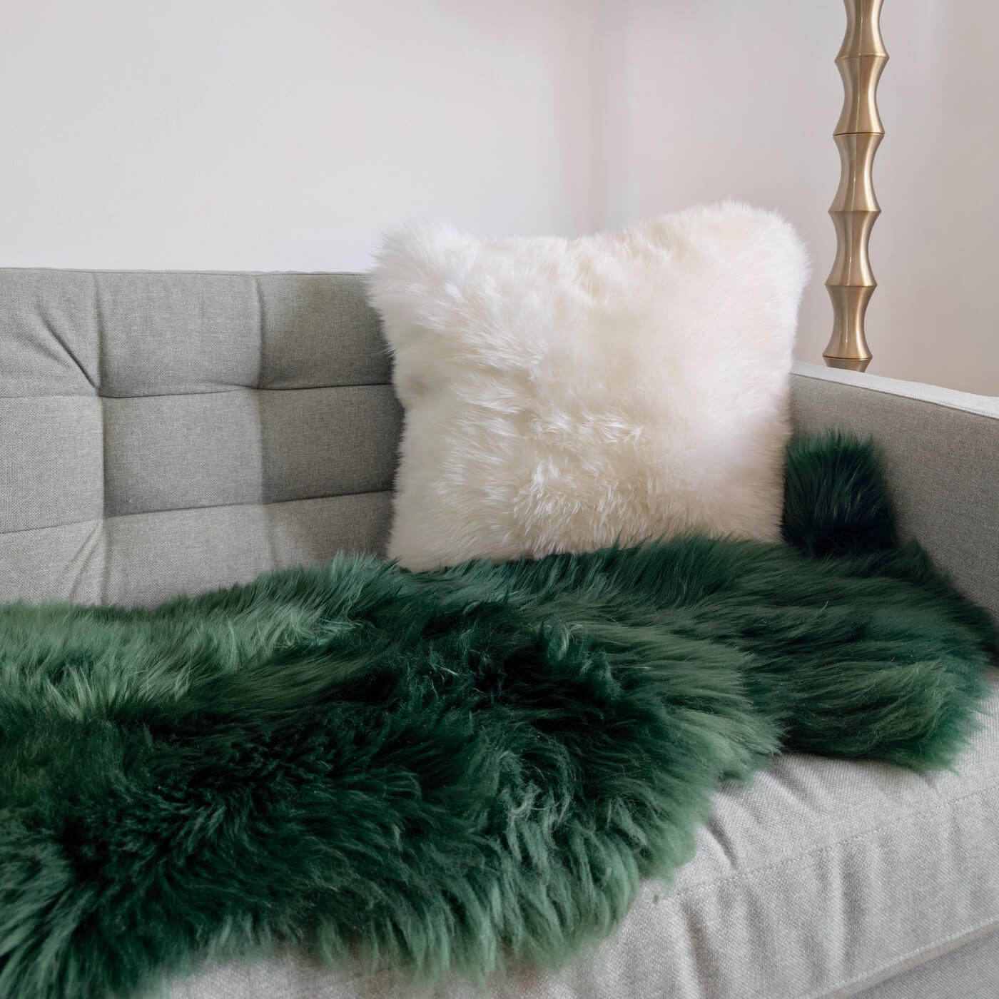Covor dublu din blana de oaie vopsita verde esmerald, 2 piei de oaie cusute, dens, pufos si moale, close up