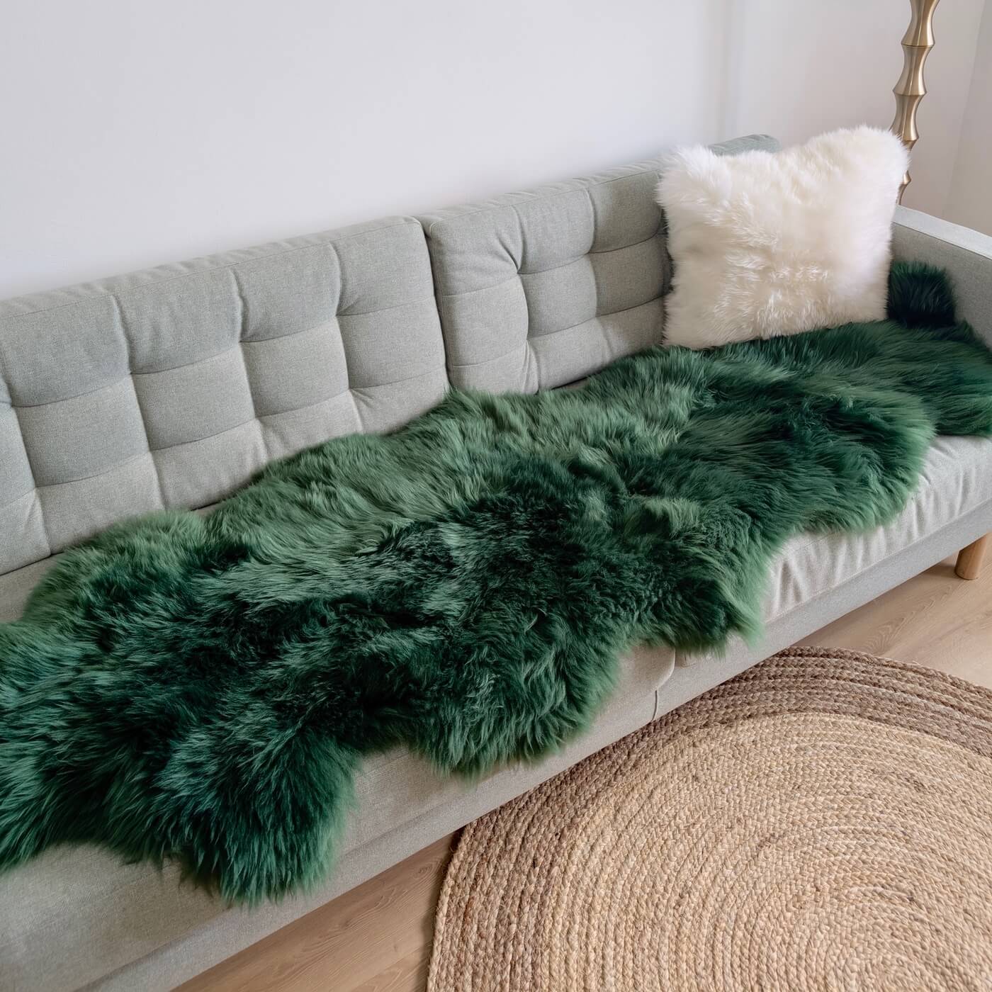 Covor dublu din blana de oaie vopsita verde esmerald, 2 piei de oaie cusute, dens, pufos si moale, intins pe canapea