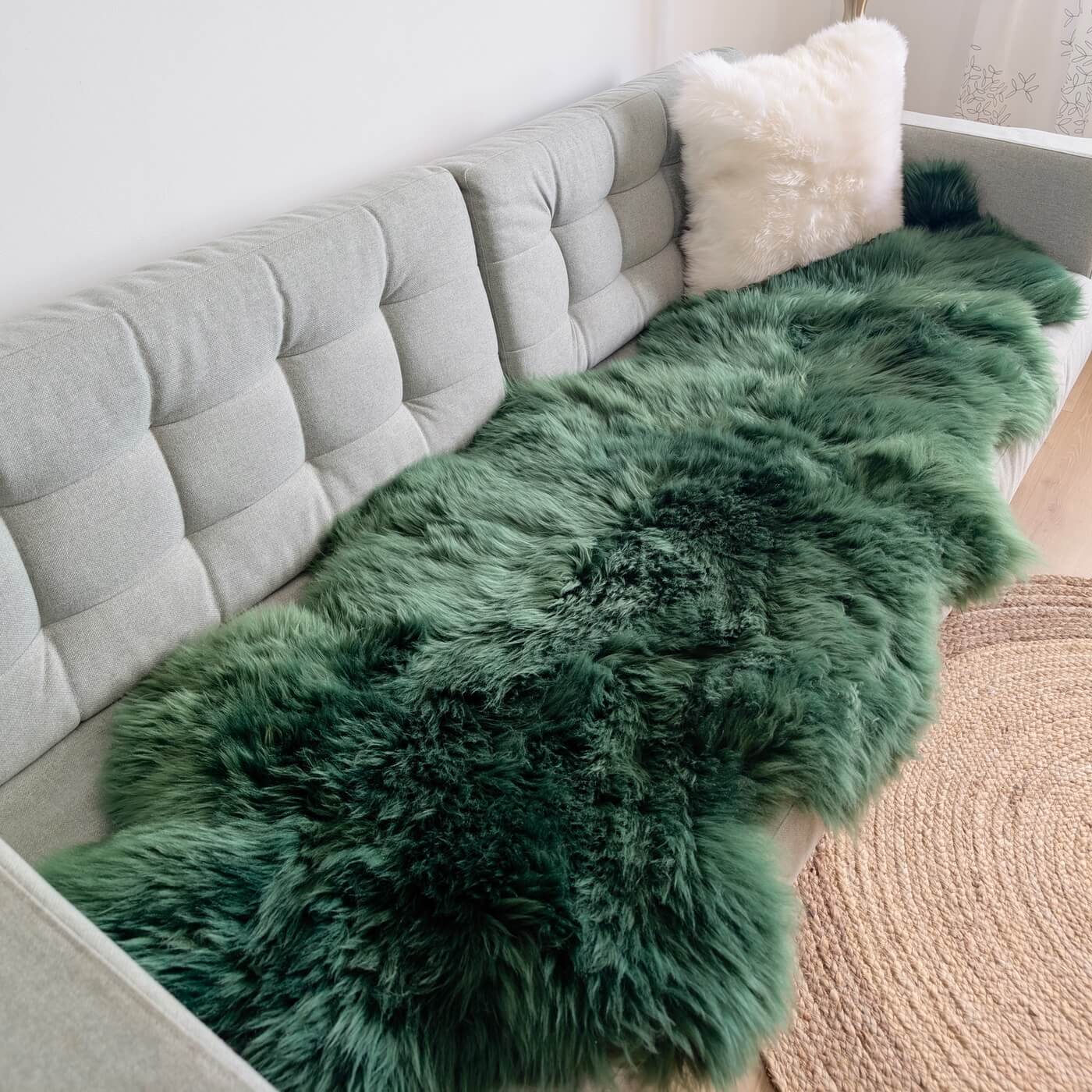 Covor dublu din blana de oaie vopsita verde esmerald, 2 piei de oaie cusute, dens, pufos si moale, de sus