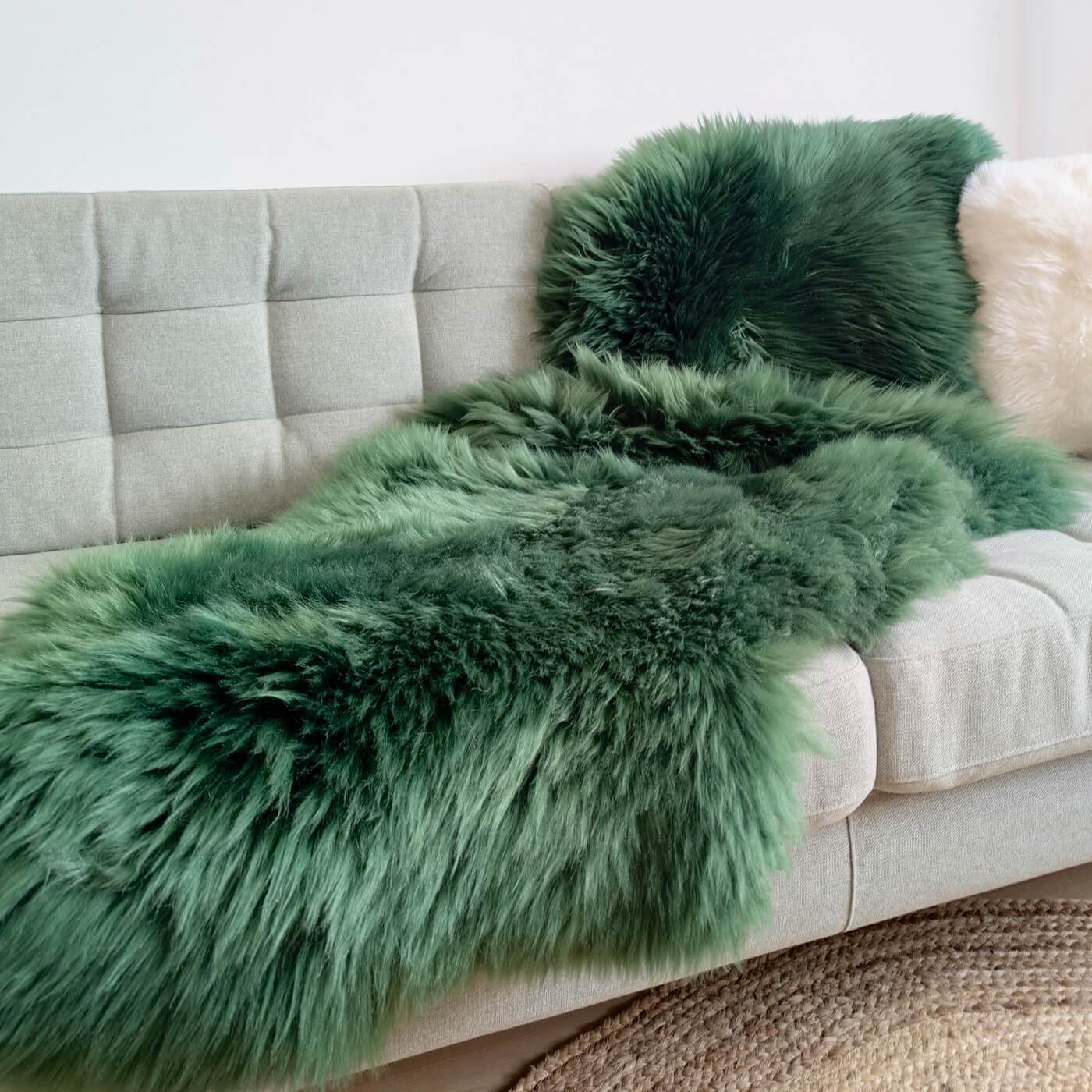 Covor dublu din blana de oaie vopsita verde esmerald, 2 piei de oaie cusute, dens, pufos si moale, drapat