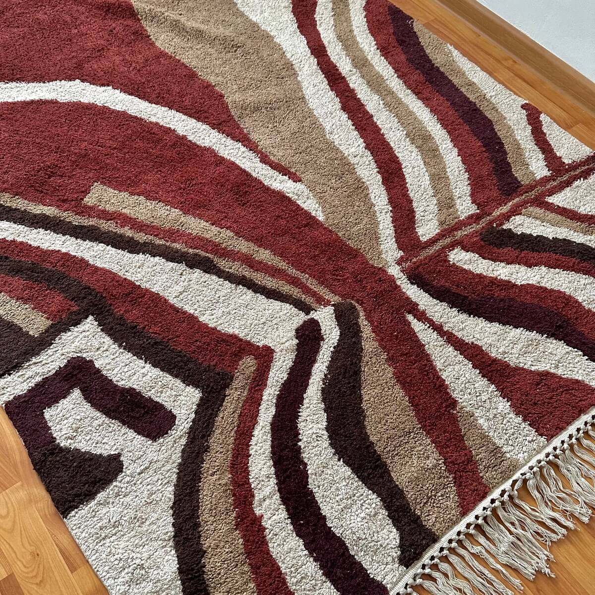 covor mabrouk colorat si modern in nuante pamantii, pe podea