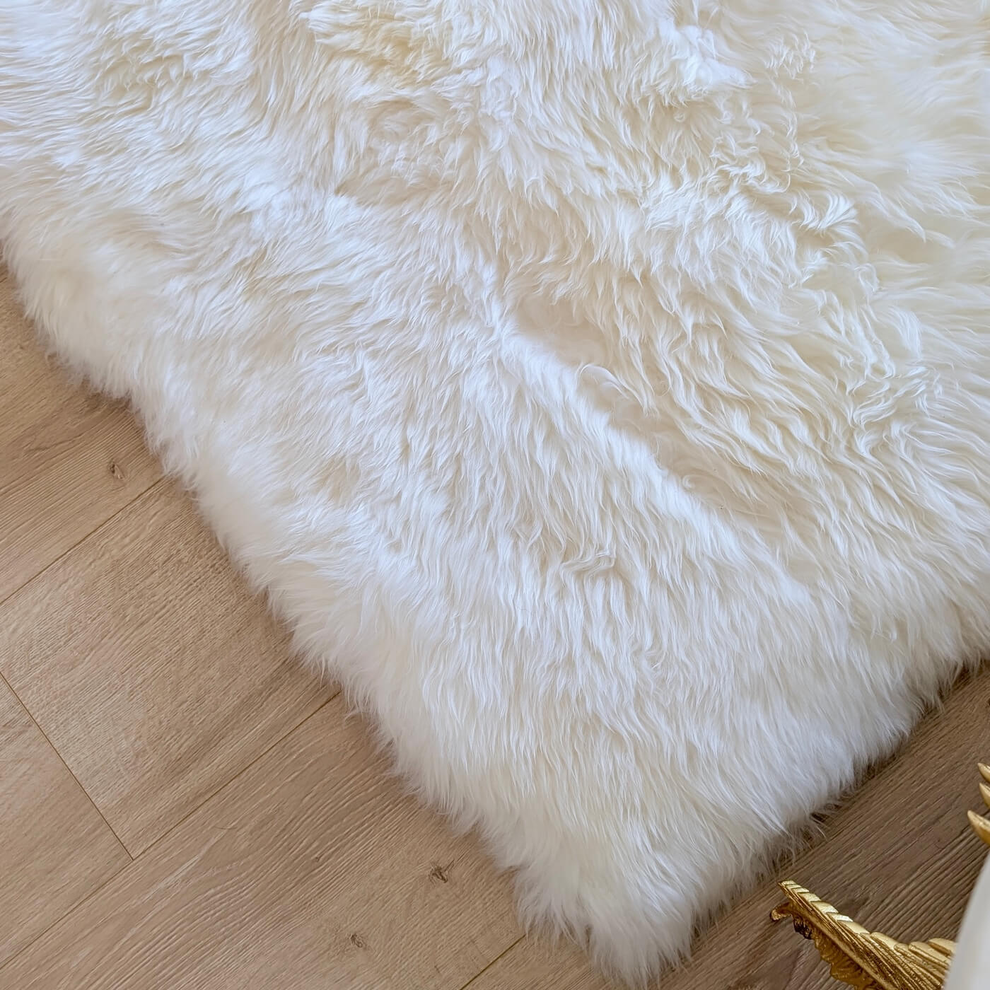 Covor dreptunghiular 300x200 din blană naturală de oaie australiană cu fir lung în nuanța de alb ivory. Somptuos și moale, zoom fir