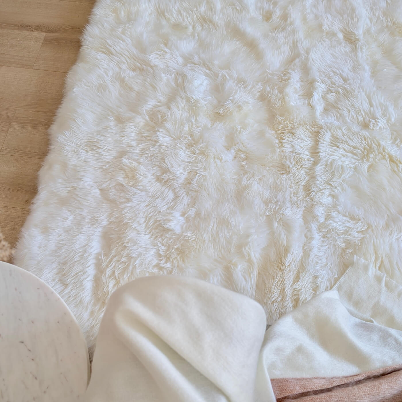 Covor dreptunghiular 300x200 din blană naturală de oaie australiană cu fir lung în nuanța de alb ivory. Somptuos și moale, perfect pentru dormitor 2