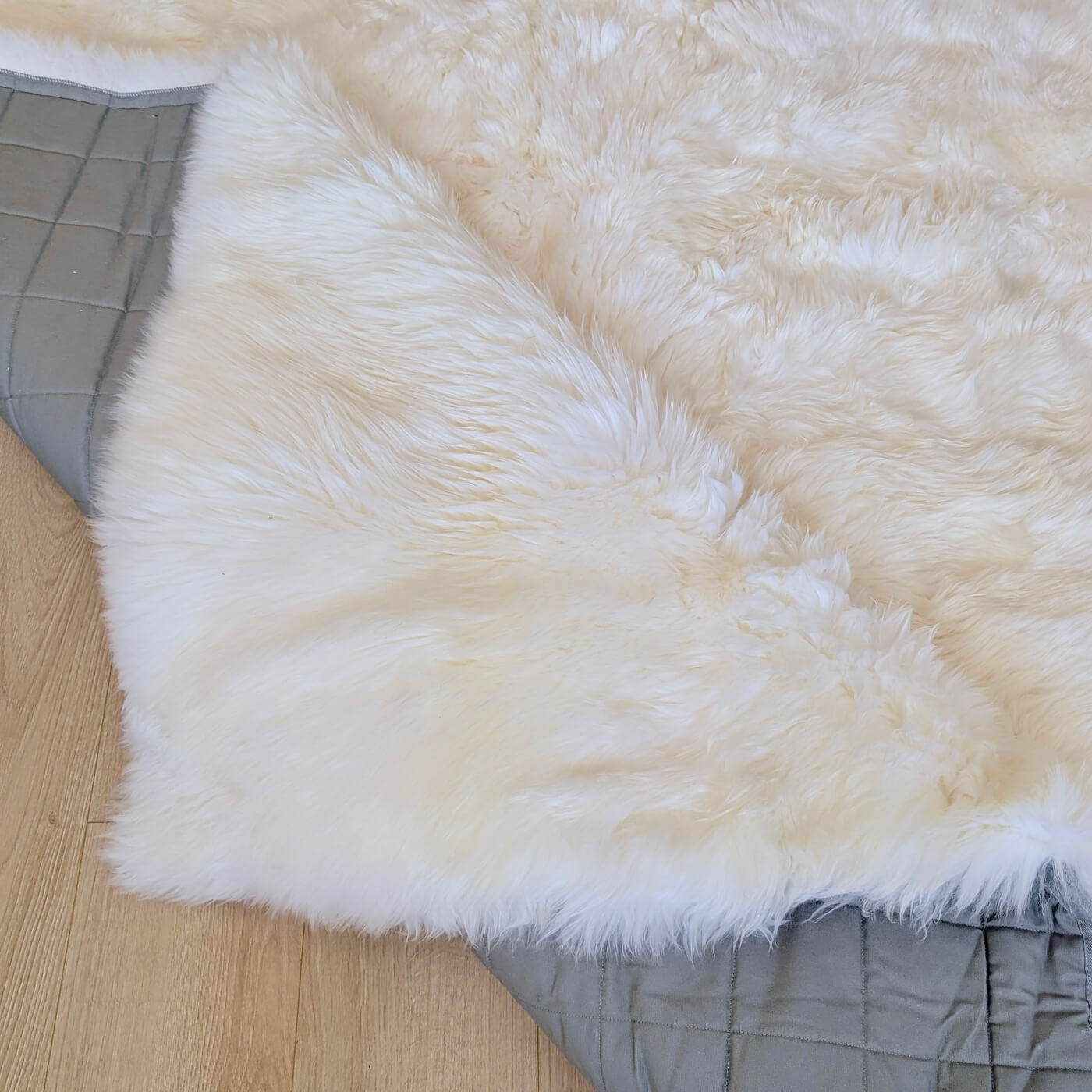 Covor dreptunghiular 300x200 din blană naturală de oaie australiană cu fir lung în nuanța de alb ivory. Somptuos și moale, backing