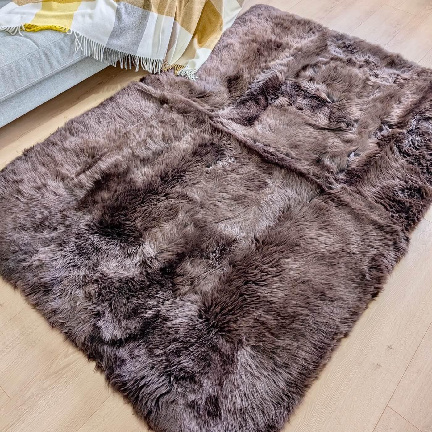 Covor Dreptunghiular din Blană Naturală de Oaie, Maro Ciocolatiu - mărime 180 x 120 cm - pe parchet