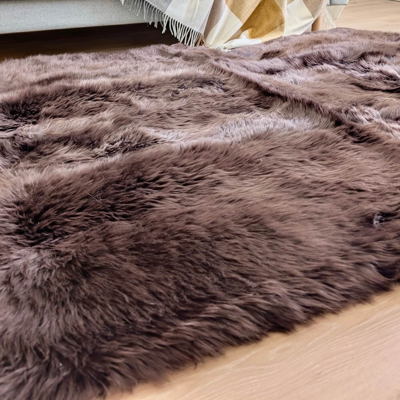 Covor Dreptunghiular din Blană Naturală de Oaie, Maro Ciocolatiu - mărime 180 x 120 cm - zoom