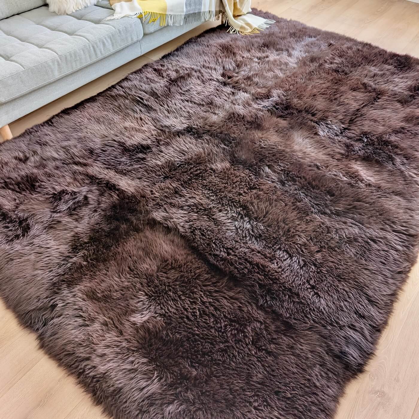 Covor Dreptunghiular din Blană Naturală de Oaie, Maro Ciocolatiu - mărime 240 x 170 cm - în fața canapelei living