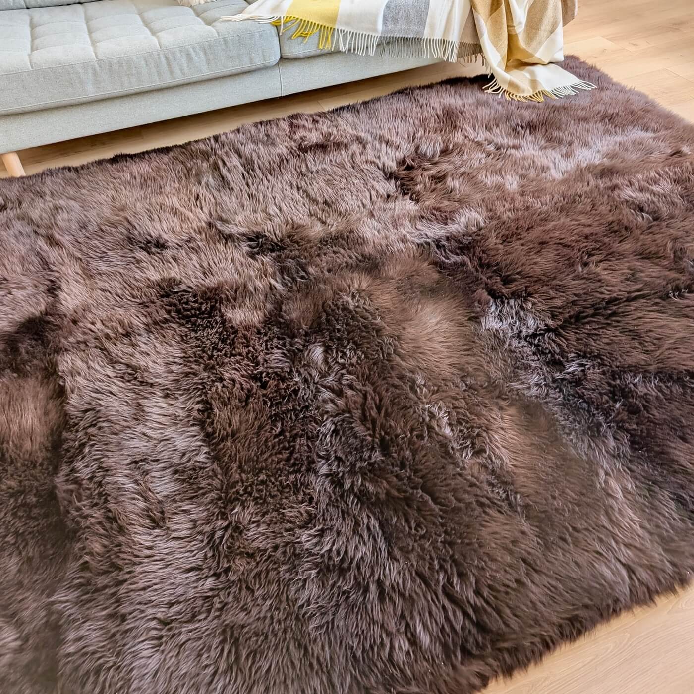Covor Dreptunghiular din Blană Naturală de Oaie, Maro Ciocolatiu - mărime 240 x 170 cm - de aproape