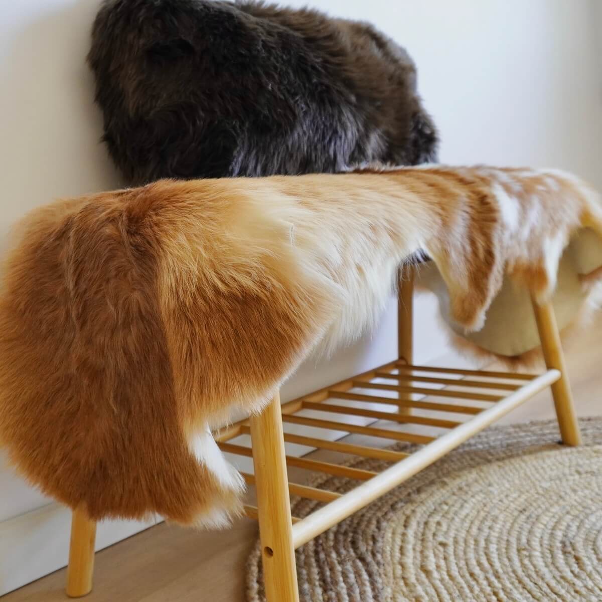 Covor dublu de tip traversa din blana de miel, 2 piei de miel neasortate cusute impreuna, lungime 150 cm, model rustic simplu sau cu pete