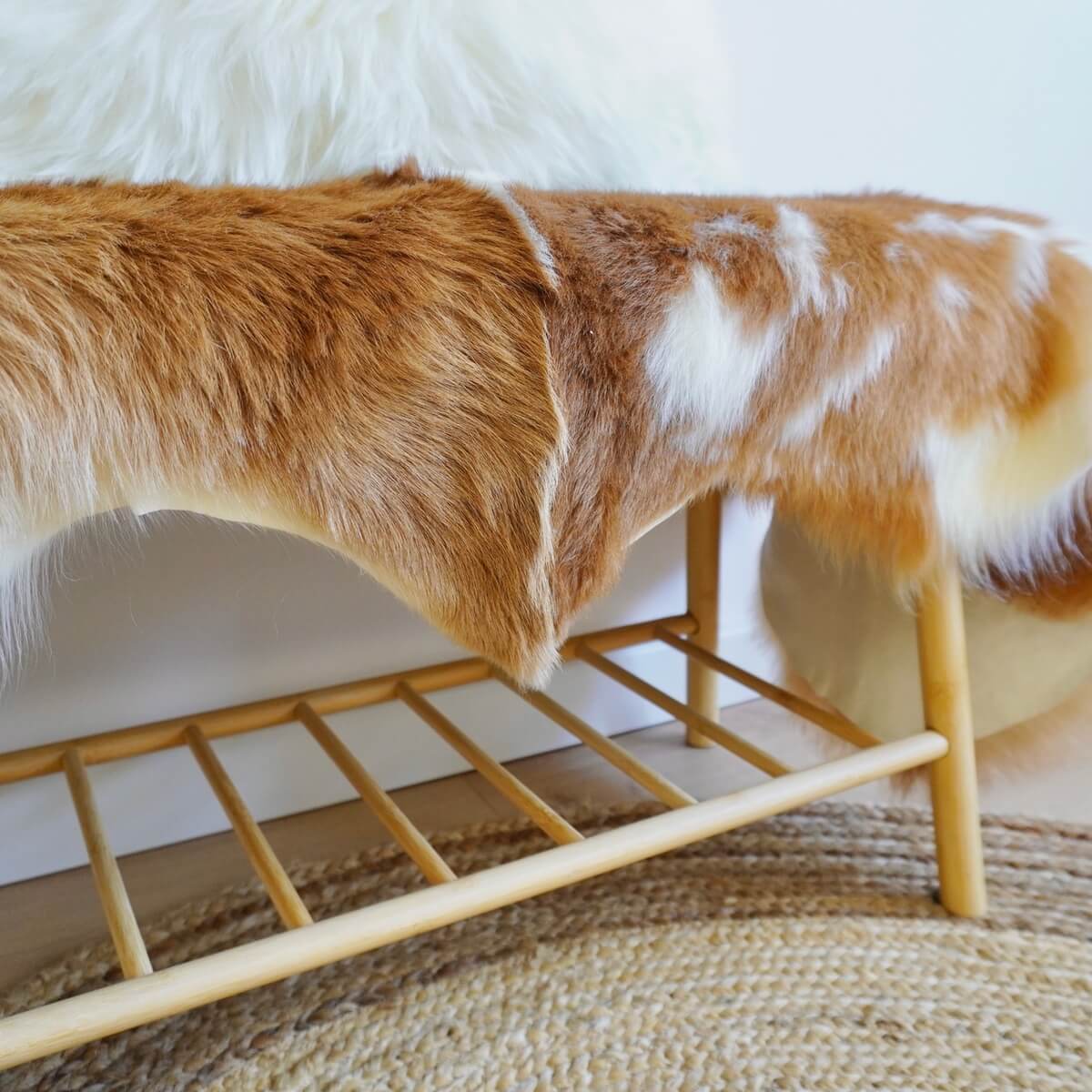 Covor dublu de tip traversa din blana de miel, 2 piei de miel neasortate cusute impreuna, lungime 150 cm, model rustic simplu sau cu pete, pe bancuta