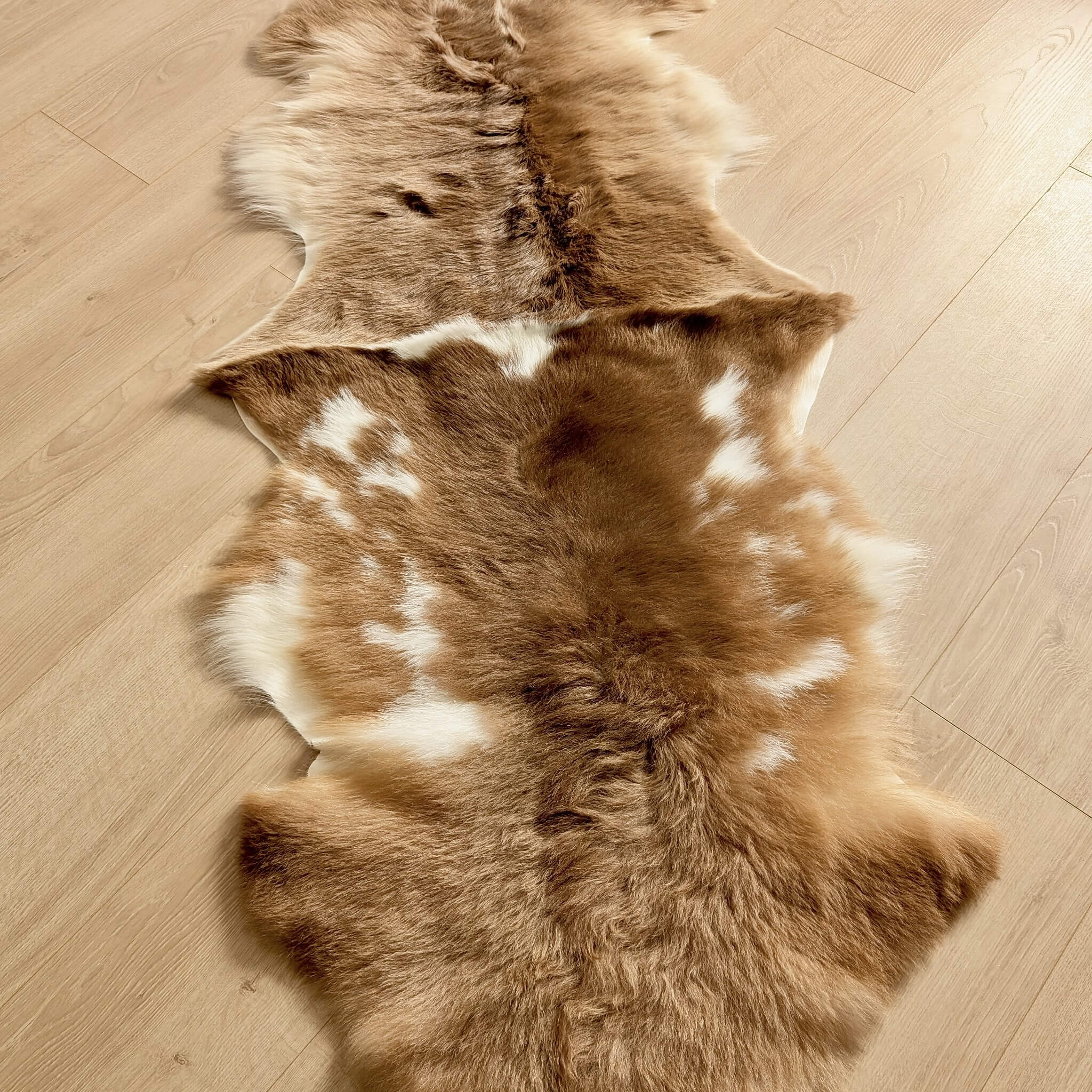 Covor dublu de tip traversa din blana de miel, 2 piei de miel asortate cusute impreuna, lungime 150 cm, model rustic simplu sau cu pete
