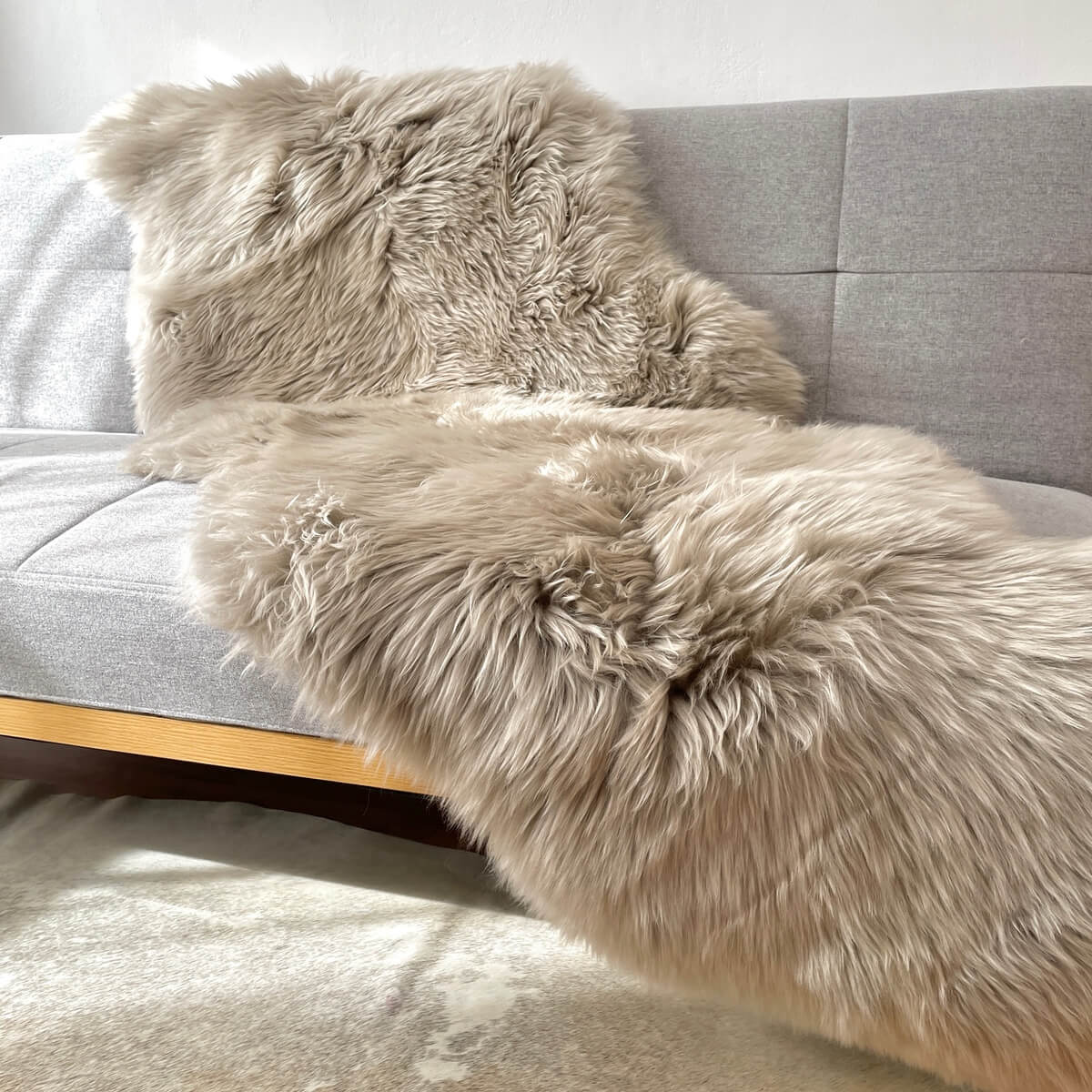 covor dublu din blana de oaie naturala, pufos si dens de culoare bej argintiu, drapat