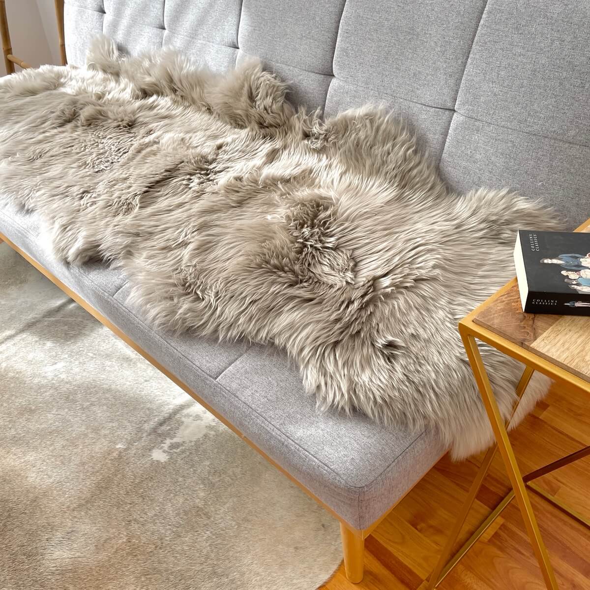 covor dublu din blana de oaie naturala, pufos si dens de culoare bej argintiu, intins