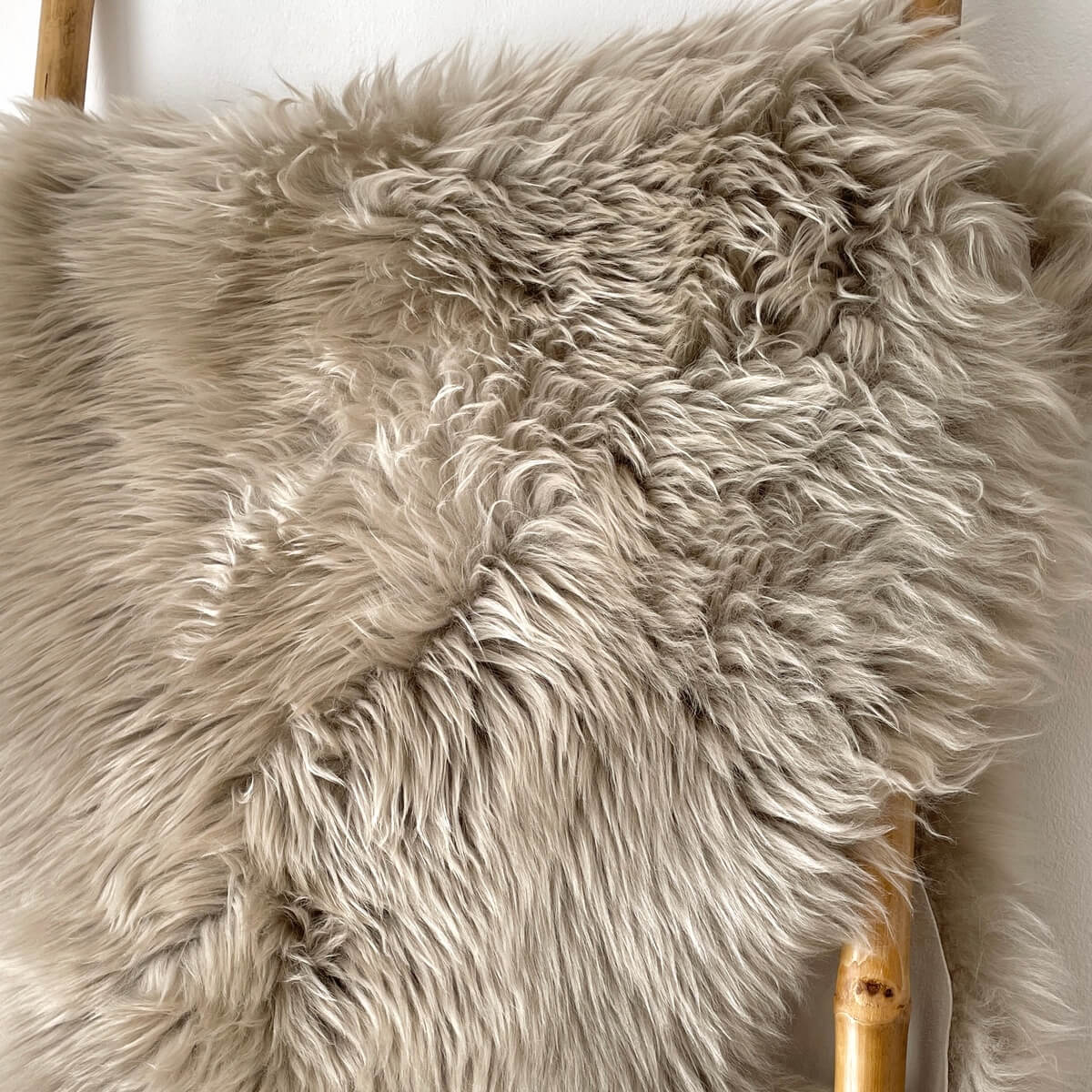 covor dublu din blana de oaie naturala, pufos si dens de culoare bej argintiu, zoom1
