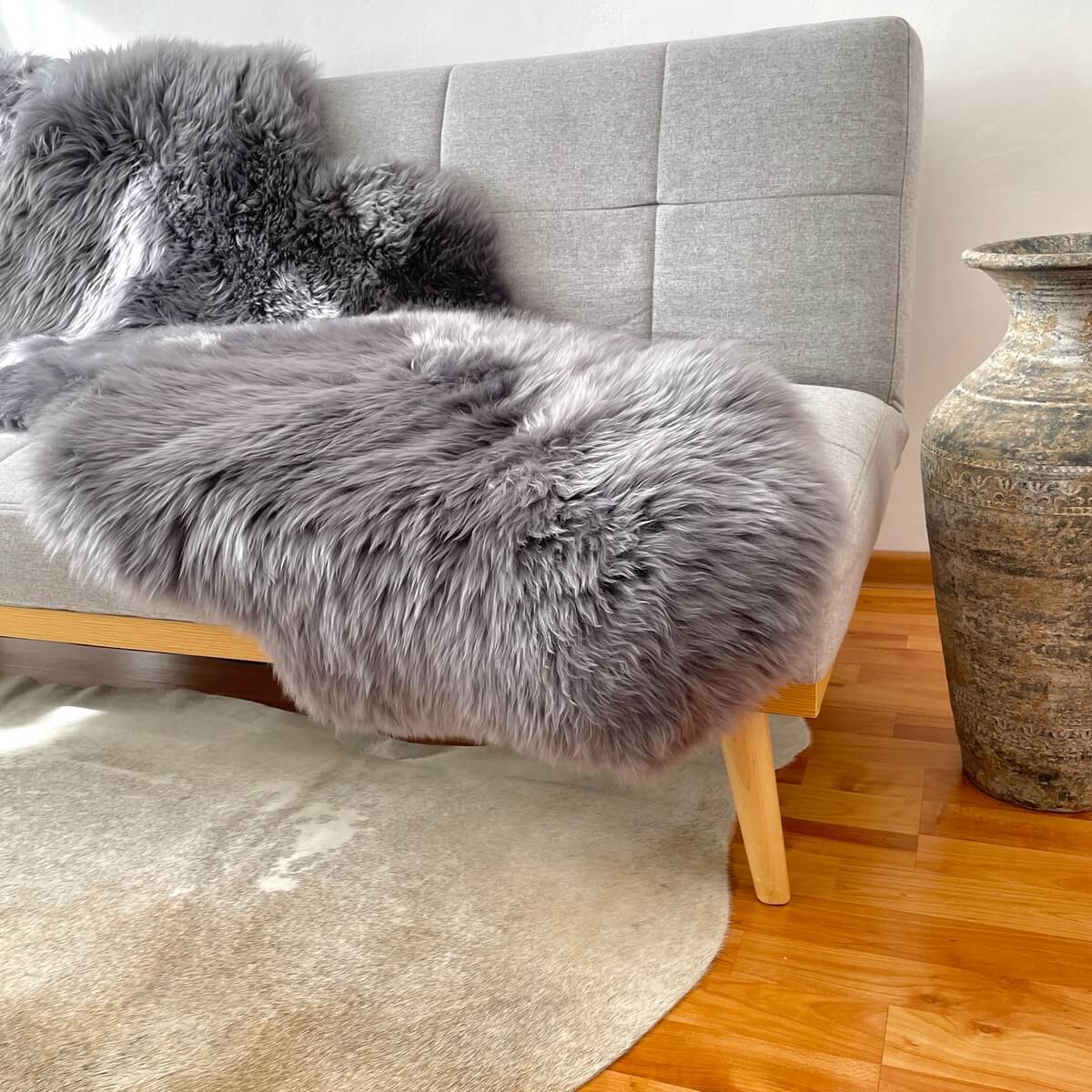 covor dublu din blana de oaie naturala, pufos si dens de culoare gri inchis, drapat