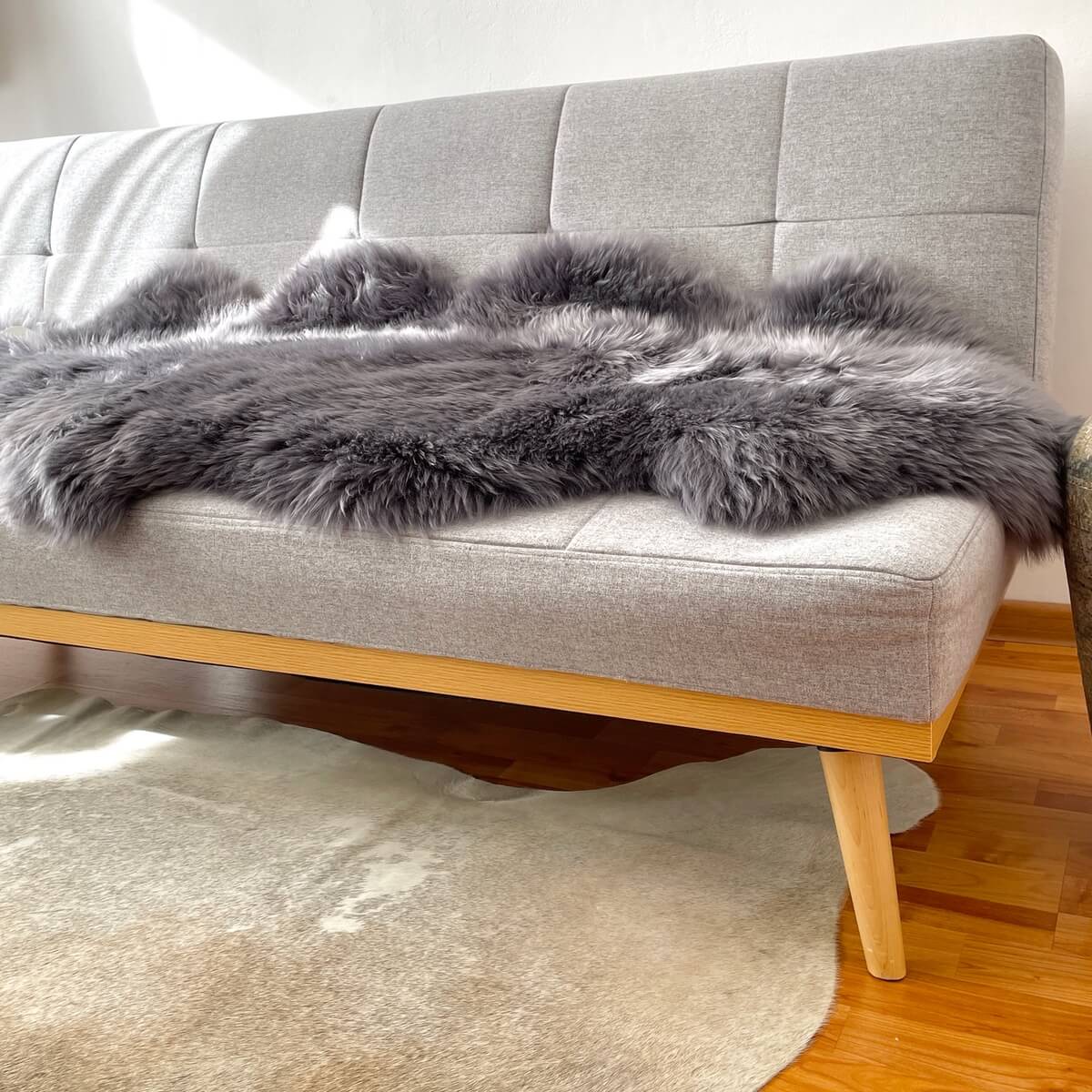 covor dublu din blana de oaie naturala, pufos si dens de culoare gri inchis, intins