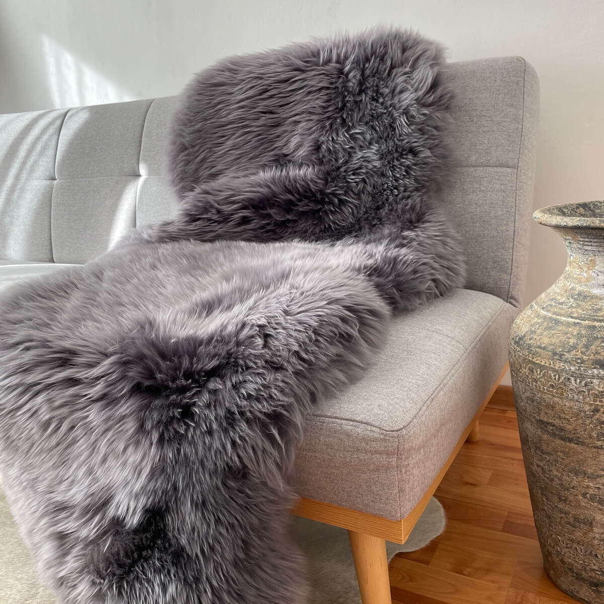 covor dublu din blana de oaie naturala, pufos si dens de culoare gri inchis, cosy