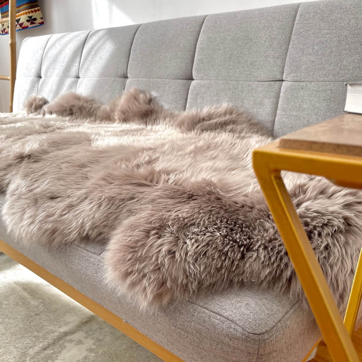 covor dublu din blana de oaie naturala, pufos si dens de culoare gri maroniu, zoom