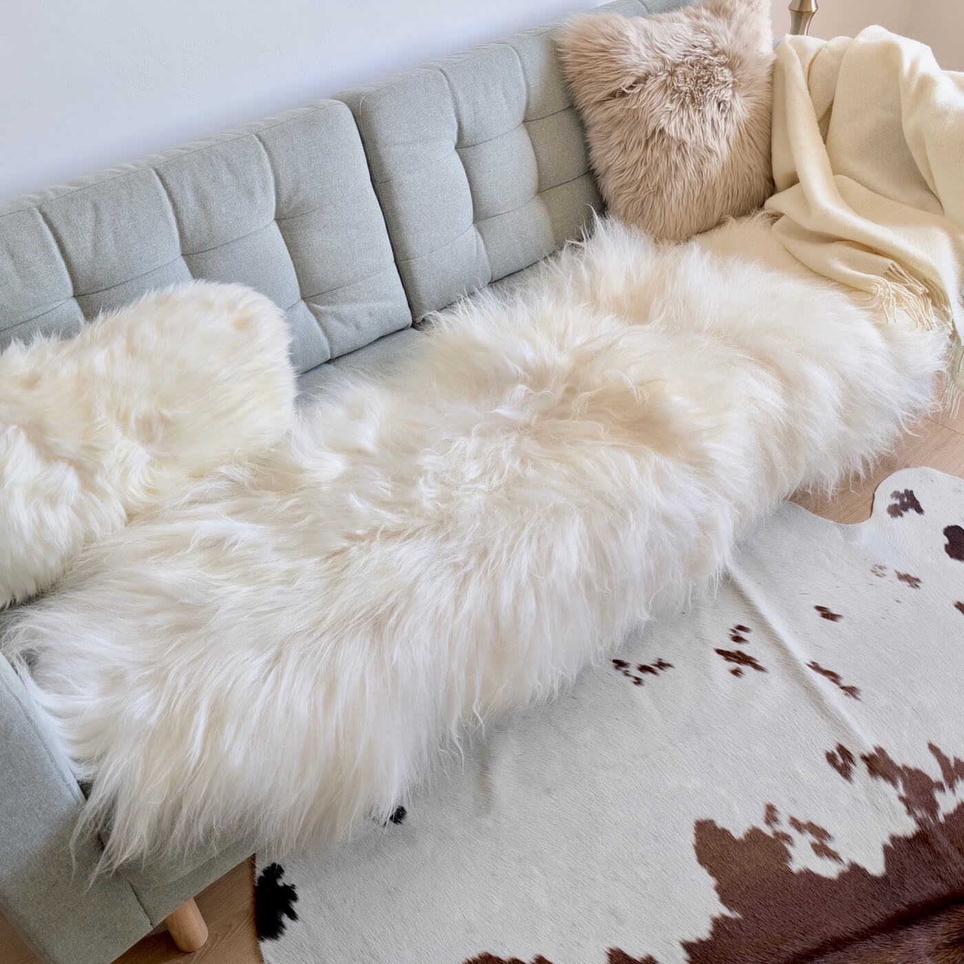 Covor dublu din blană naturală de oaie islandeză - realizat din 2 piei întregi cusute împreună - dimensiune 180 x 70 cm și fir extra lung de minim 10 cm în nuanță de alb ivory - decor
